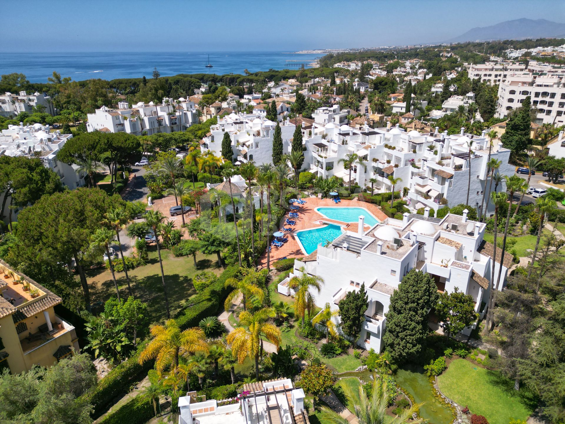 Wonderful three bedroom, south facing, ground floor apartment in Alhambra del Mar, on Marbella´s prestigious Golden Mile