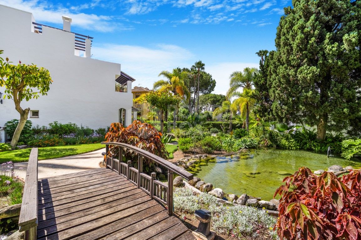 Wonderful three bedroom, south facing, ground floor apartment in Alhambra del Mar, on Marbella´s prestigious Golden Mile