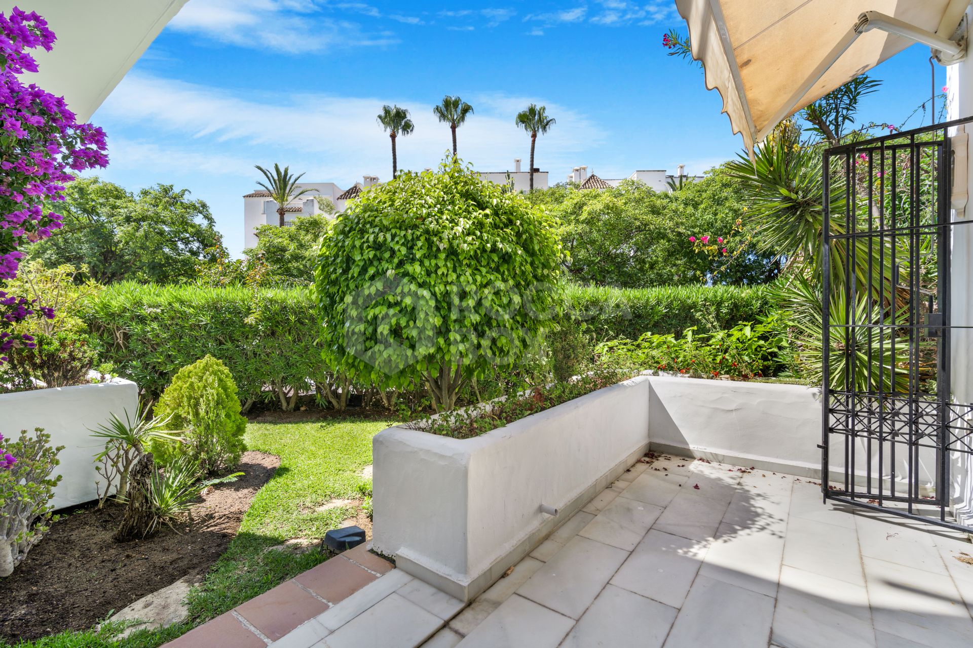 Wonderful three bedroom, south facing, ground floor apartment in Alhambra del Mar, on Marbella´s prestigious Golden Mile