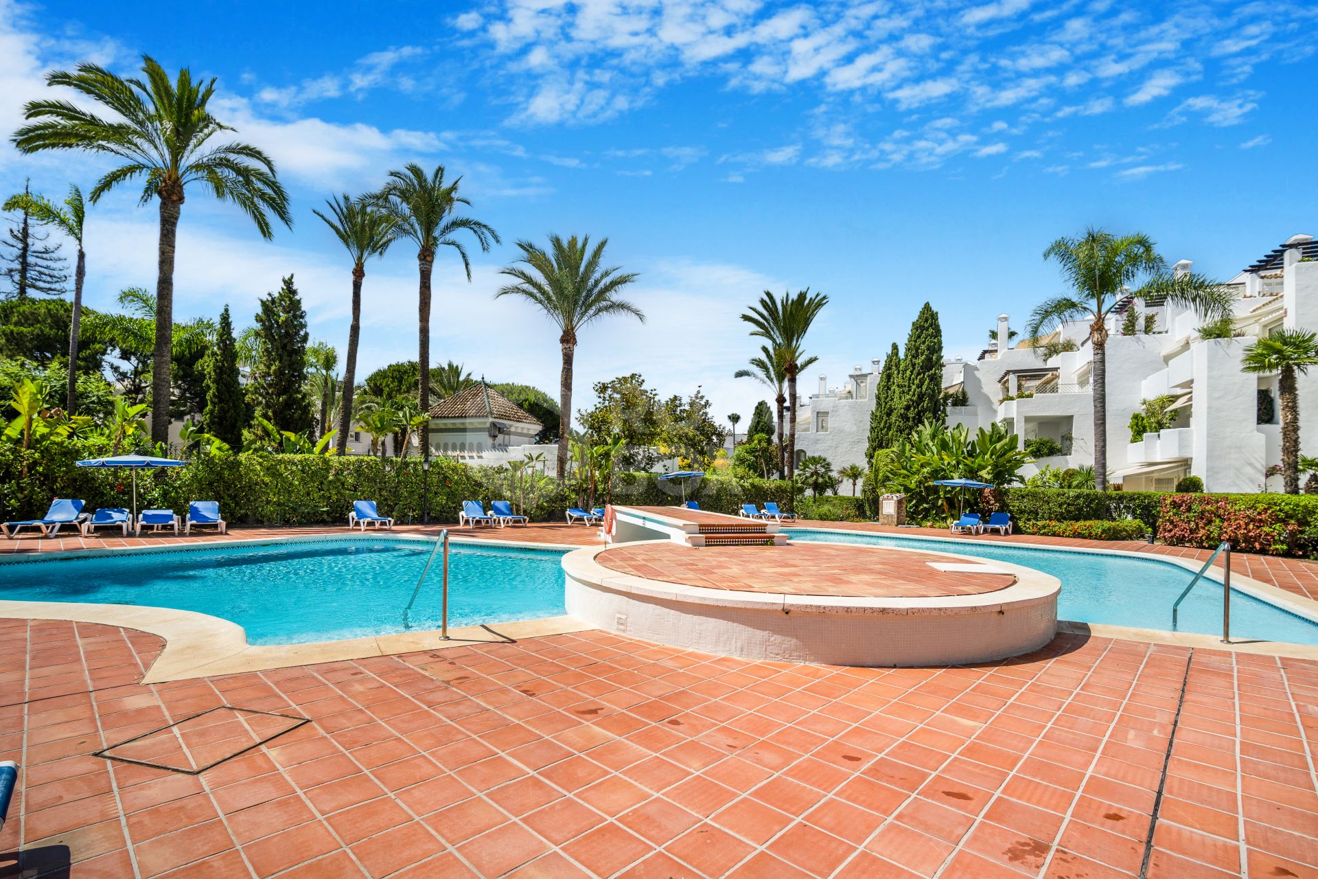 Wonderful three bedroom, south facing, ground floor apartment in Alhambra del Mar, on Marbella´s prestigious Golden Mile