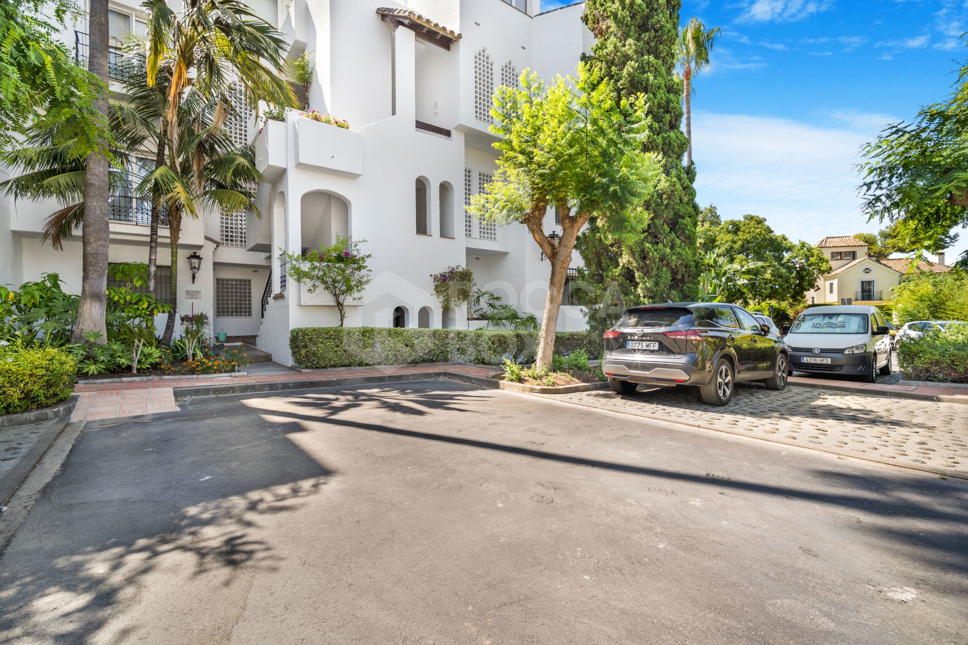 Wonderful three bedroom, south facing, ground floor apartment in Alhambra del Mar, on Marbella´s prestigious Golden Mile