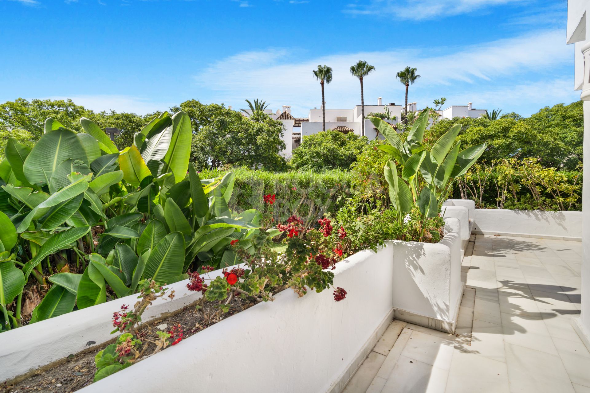 Wonderful three bedroom, south facing, ground floor apartment in Alhambra del Mar, on Marbella´s prestigious Golden Mile