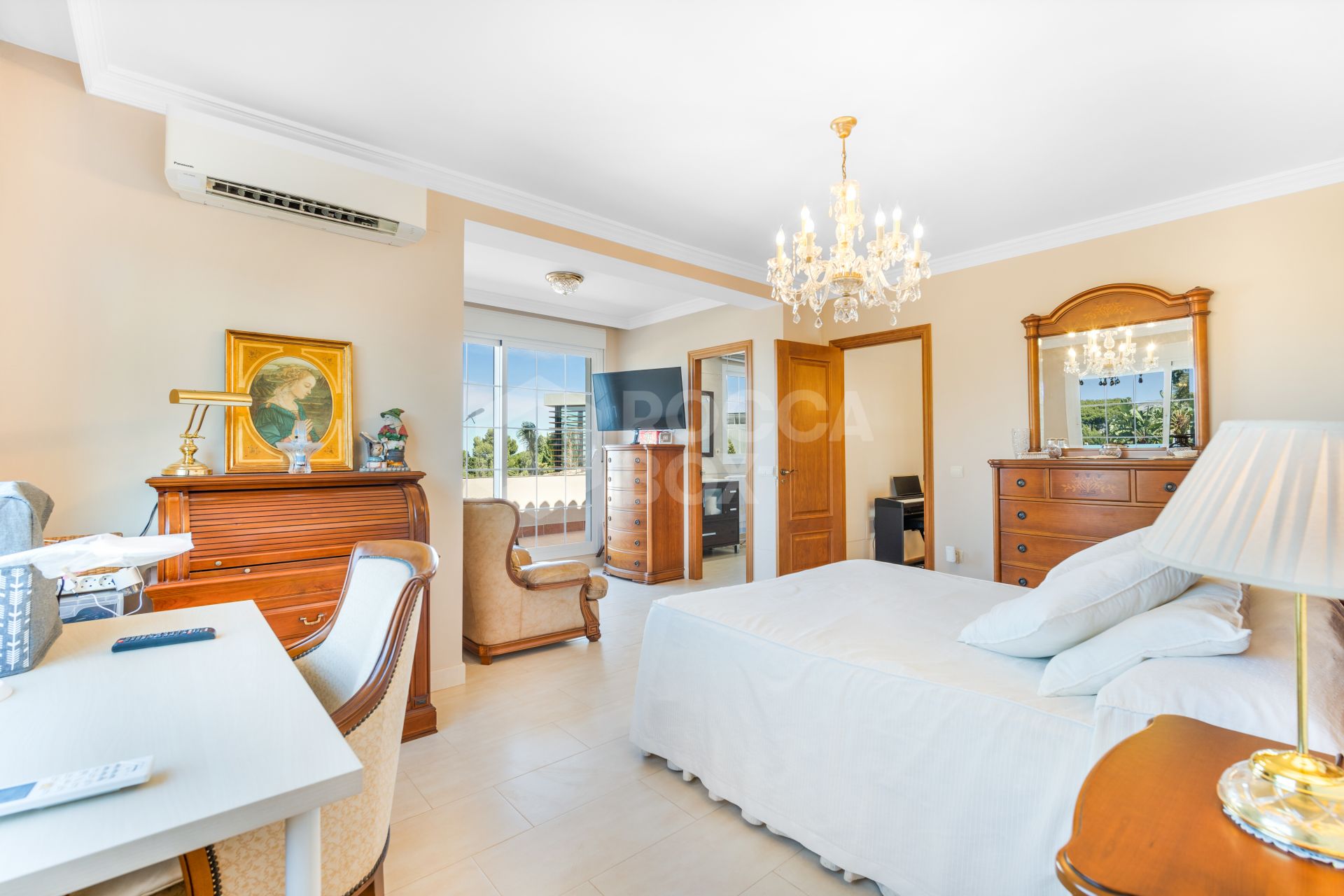 Excellent four bedroom south facing villa in a residential area of Guadalmina Alta - with partial sea views