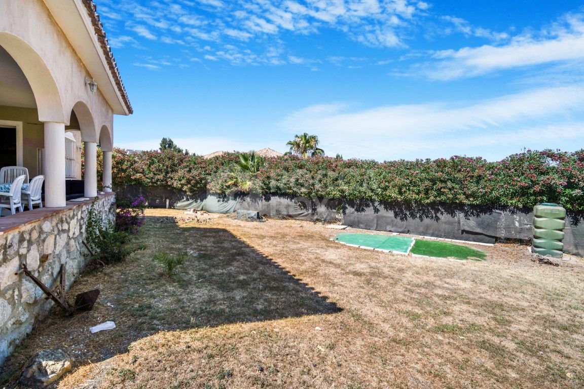 Excellent four bedroom south facing villa in a residential area of Guadalmina Alta - with partial sea views