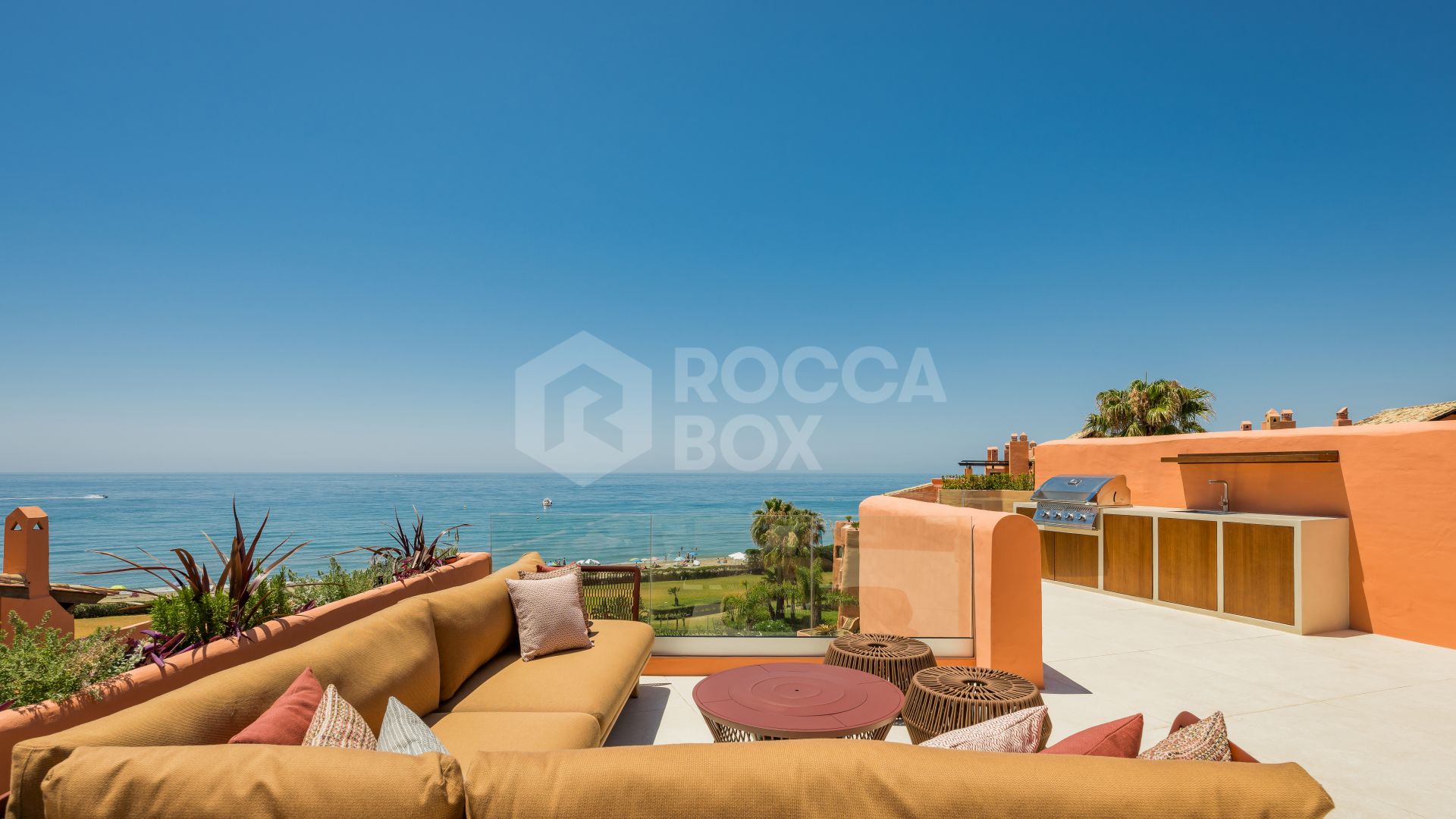 Exquisite four-bedroom, frontline beach duplex penthouse in La Morera, Reserva de Los Monteros