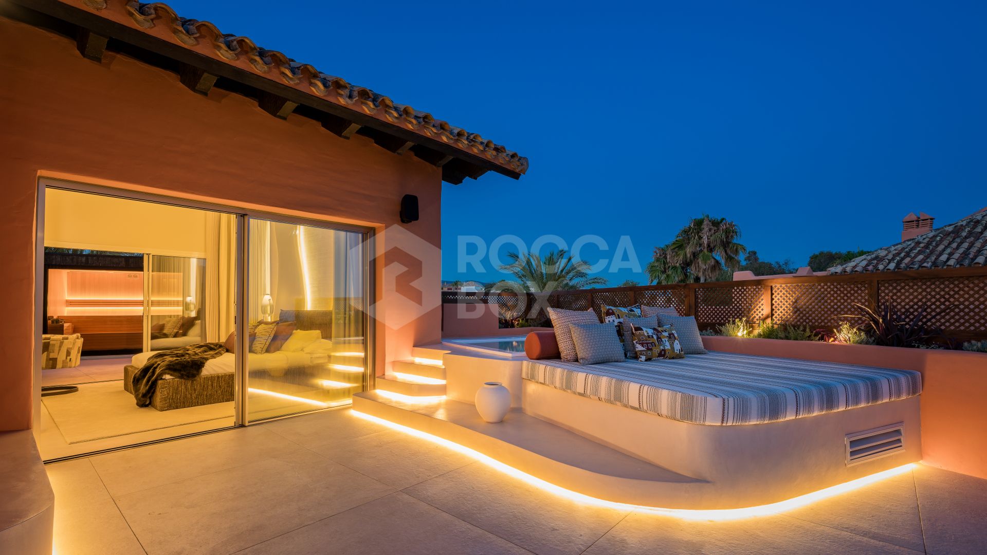 Exquisite four-bedroom, frontline beach duplex penthouse in La Morera, Reserva de Los Monteros