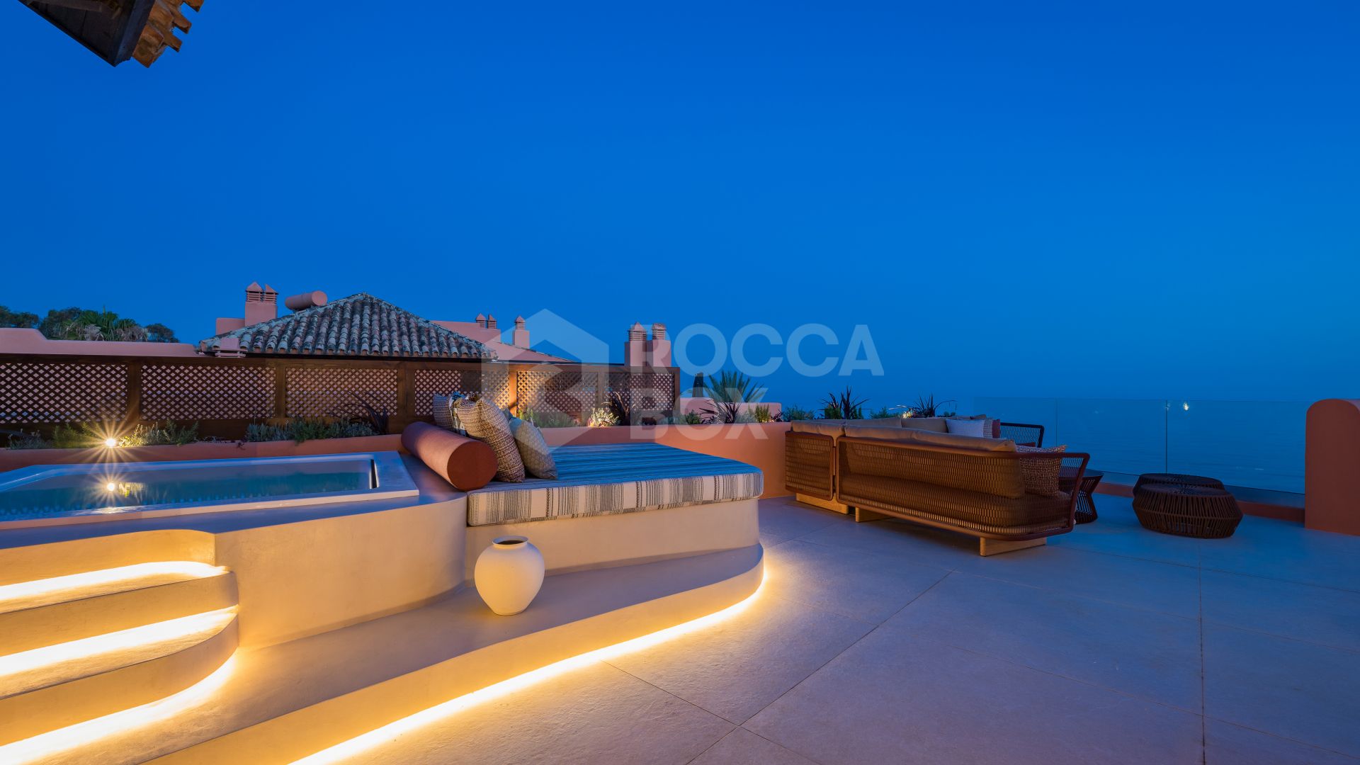 Exquisite four-bedroom, frontline beach duplex penthouse in La Morera, Reserva de Los Monteros