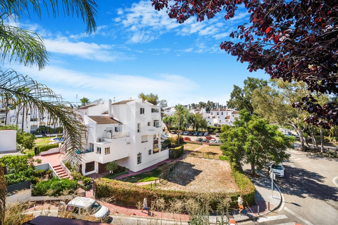 Lovely two bedroom, south facing townhouse in a residential area of Parque Elviria, Marbella