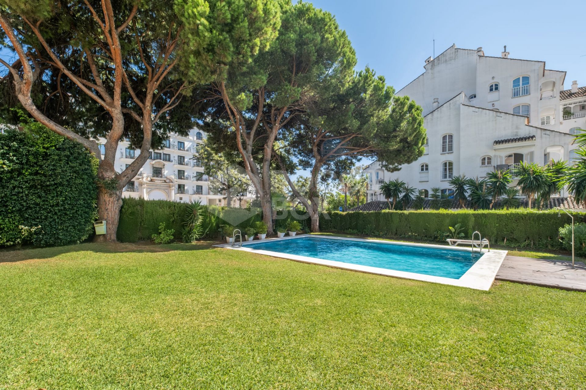 Well located two bedroom, third floor apartment in a quiet residential community of Nueva Andalucia, Marbella