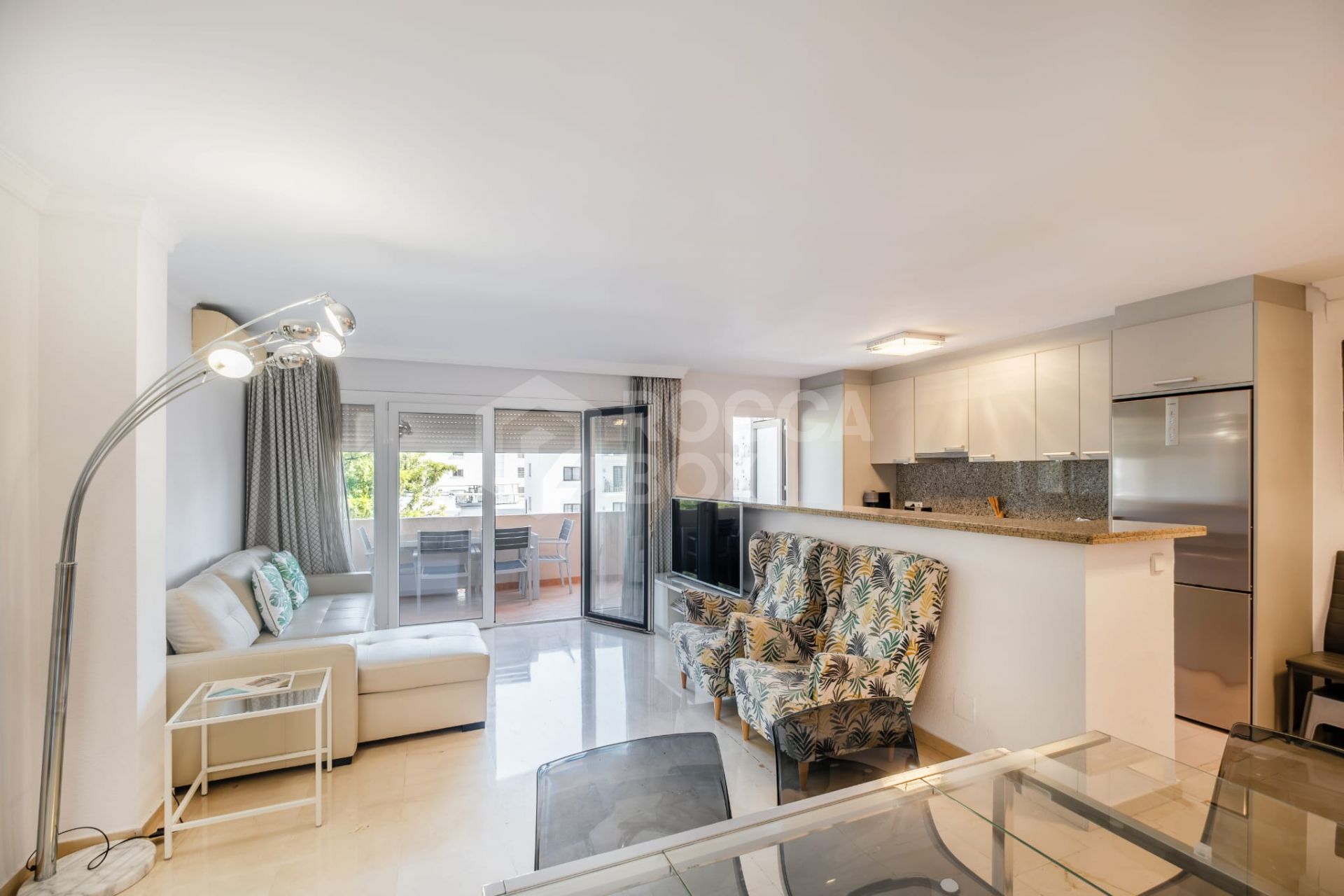 Well located two bedroom, third floor apartment in a quiet residential community of Nueva Andalucia, Marbella