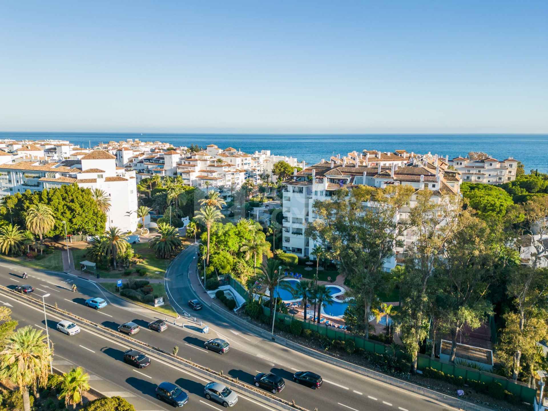 Well located two bedroom, third floor apartment in a quiet residential community of Nueva Andalucia, Marbella