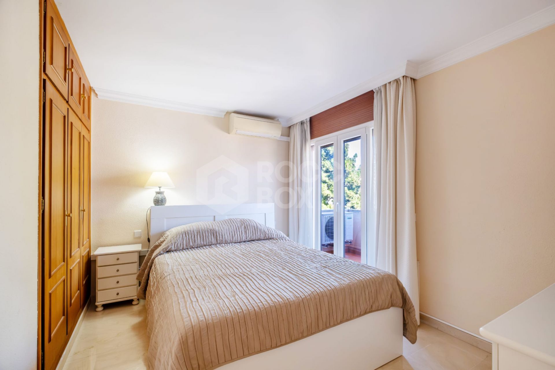 Well located two bedroom, third floor apartment in a quiet residential community of Nueva Andalucia, Marbella