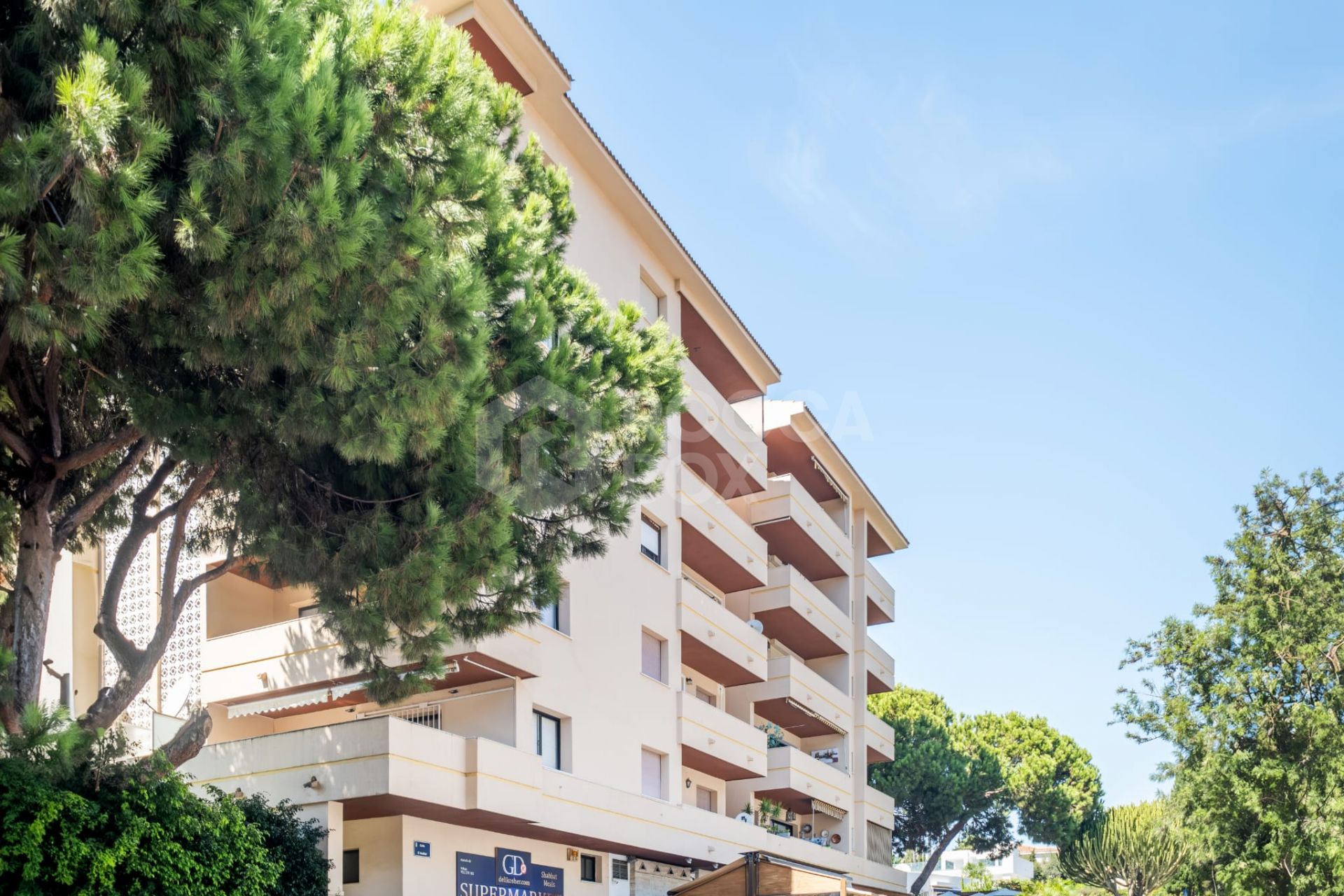 Well located two bedroom, third floor apartment in a quiet residential community of Nueva Andalucia, Marbella