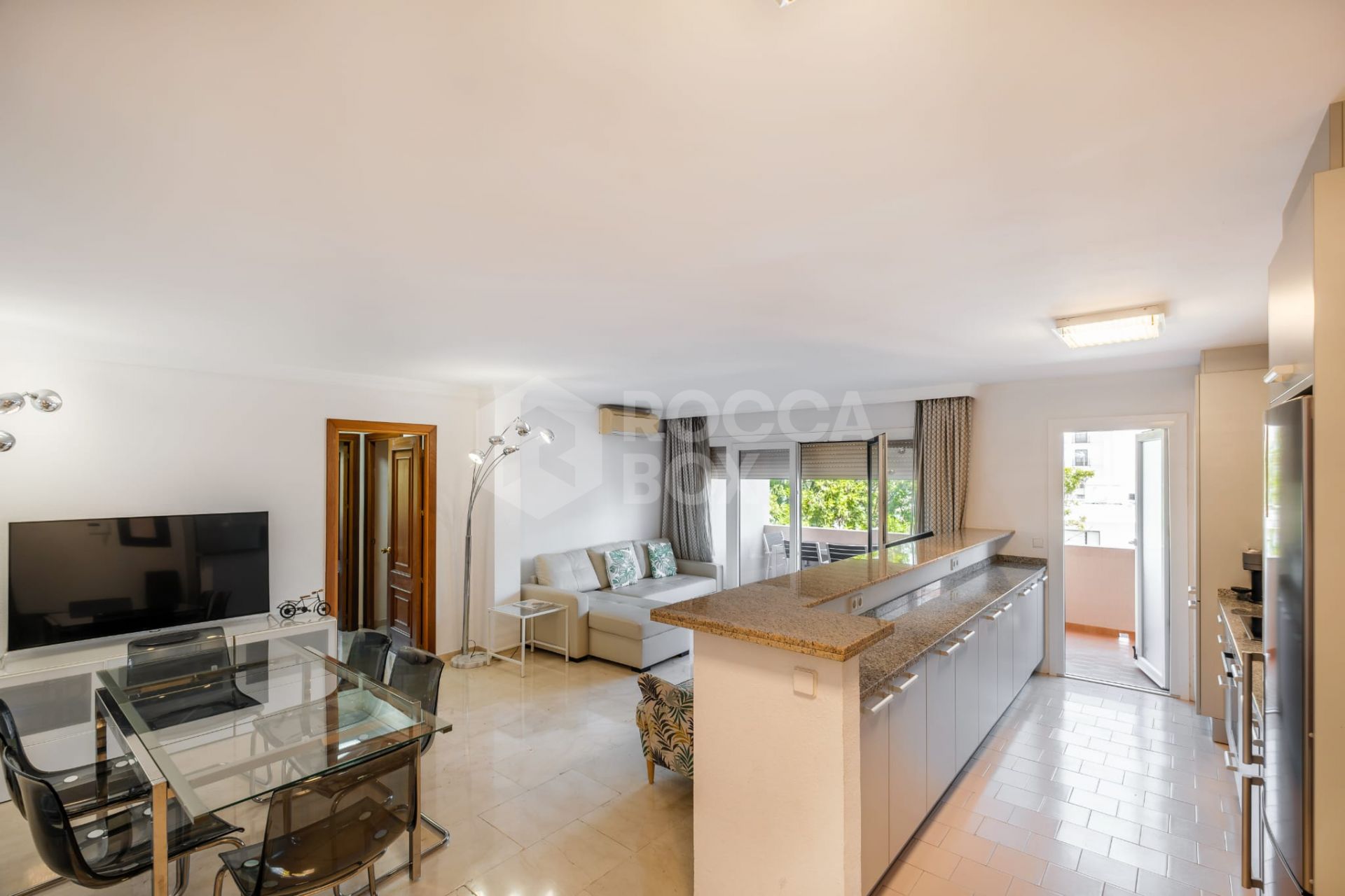 Well located two bedroom, third floor apartment in a quiet residential community of Nueva Andalucia, Marbella