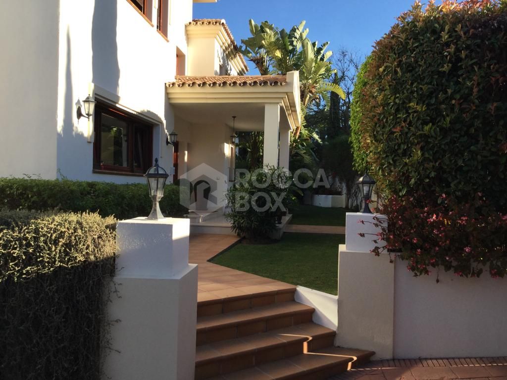 Fantastic six bedroom, south facing villa located in the prestigious community Los Flamingos, Benahavis