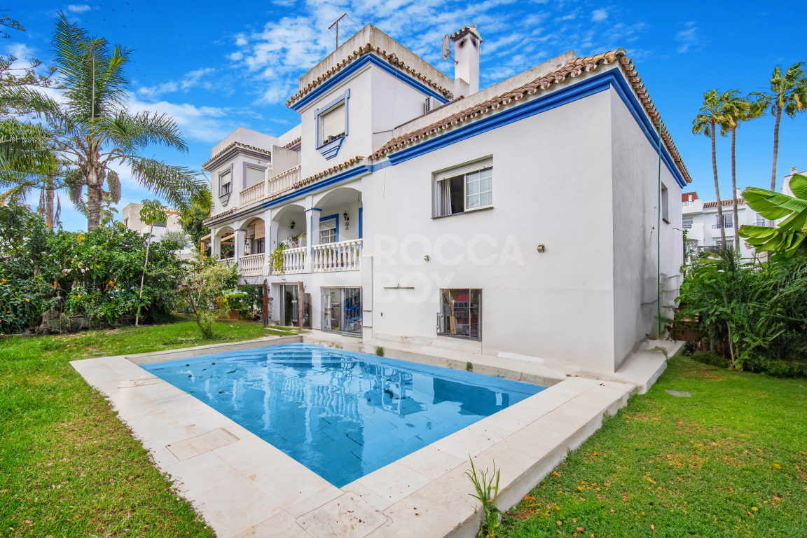 Amazing investment opportunity; a four bedroom semi detached, south facing villa in the Beachside community Costalita