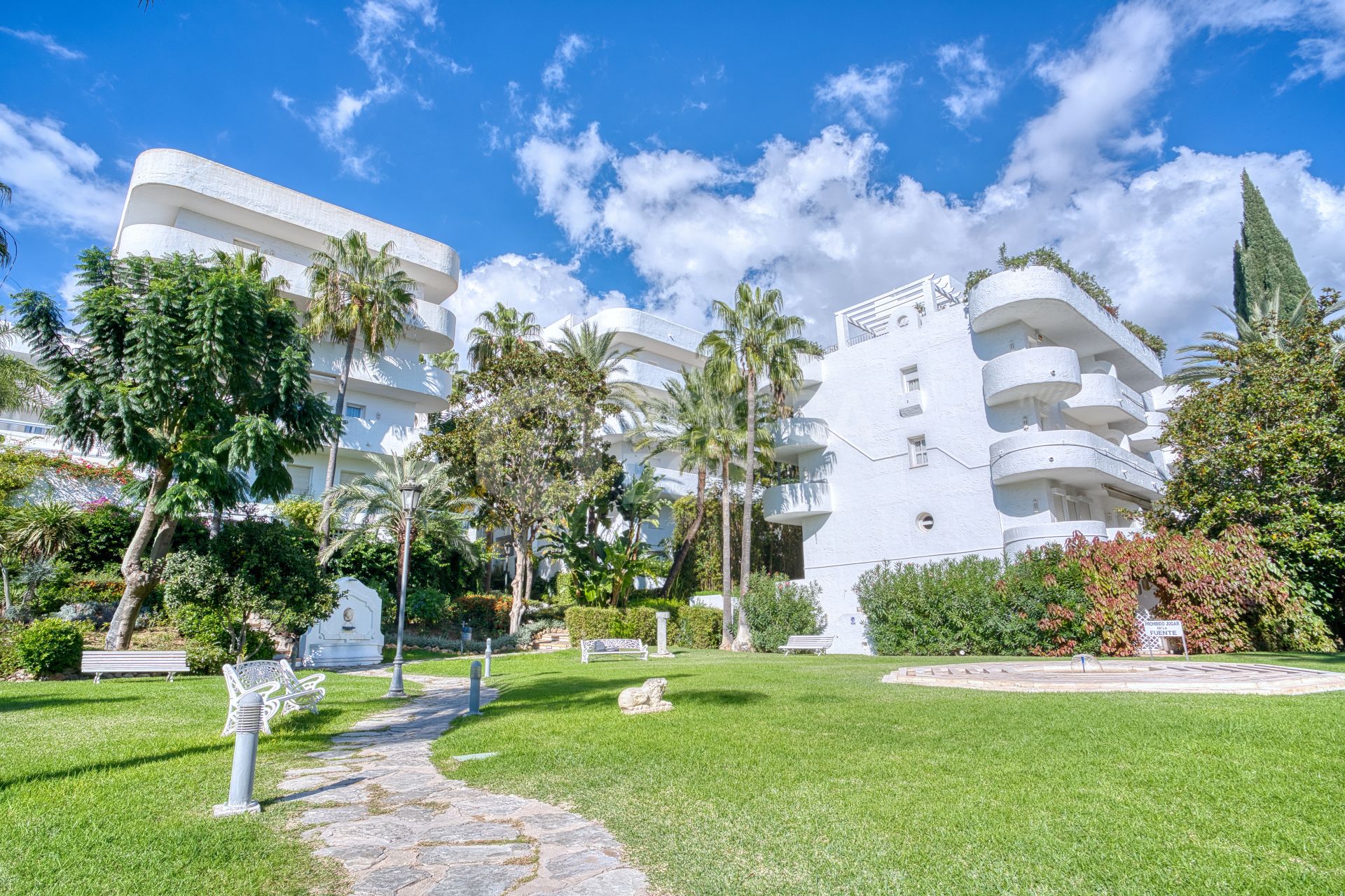 Fully renovated two bedroom, ground floor apartment in the well-known and gated community Marbella Real