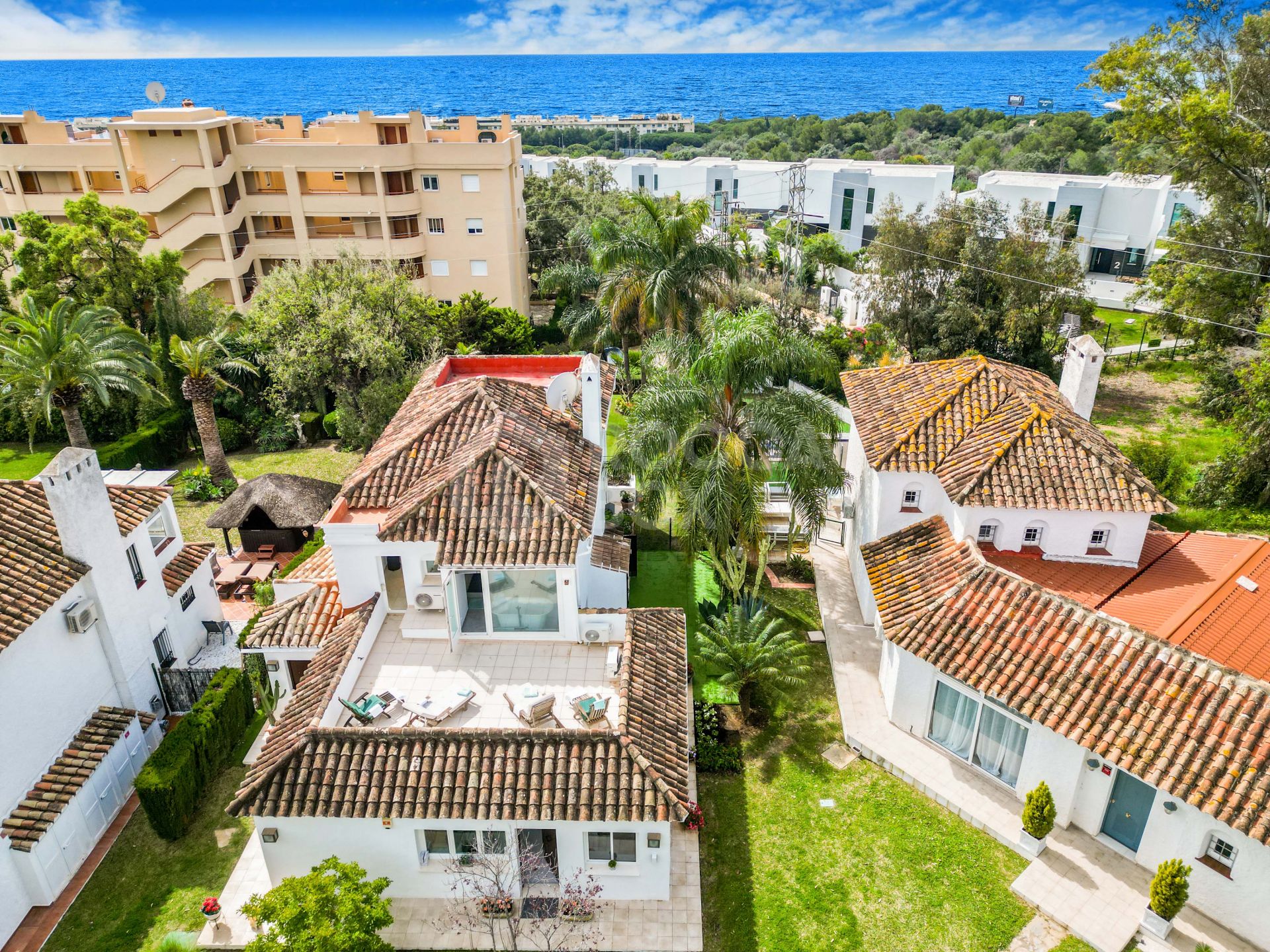 Wonderful four-bedroom villa located within a small gated community of Calahonda, Mijas Costa with guest apartment