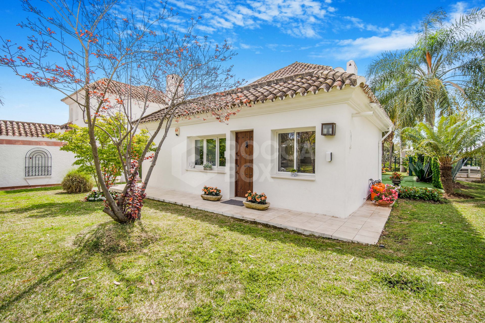 Wonderful four-bedroom villa located within a small gated community of Calahonda, Mijas Costa with guest apartment