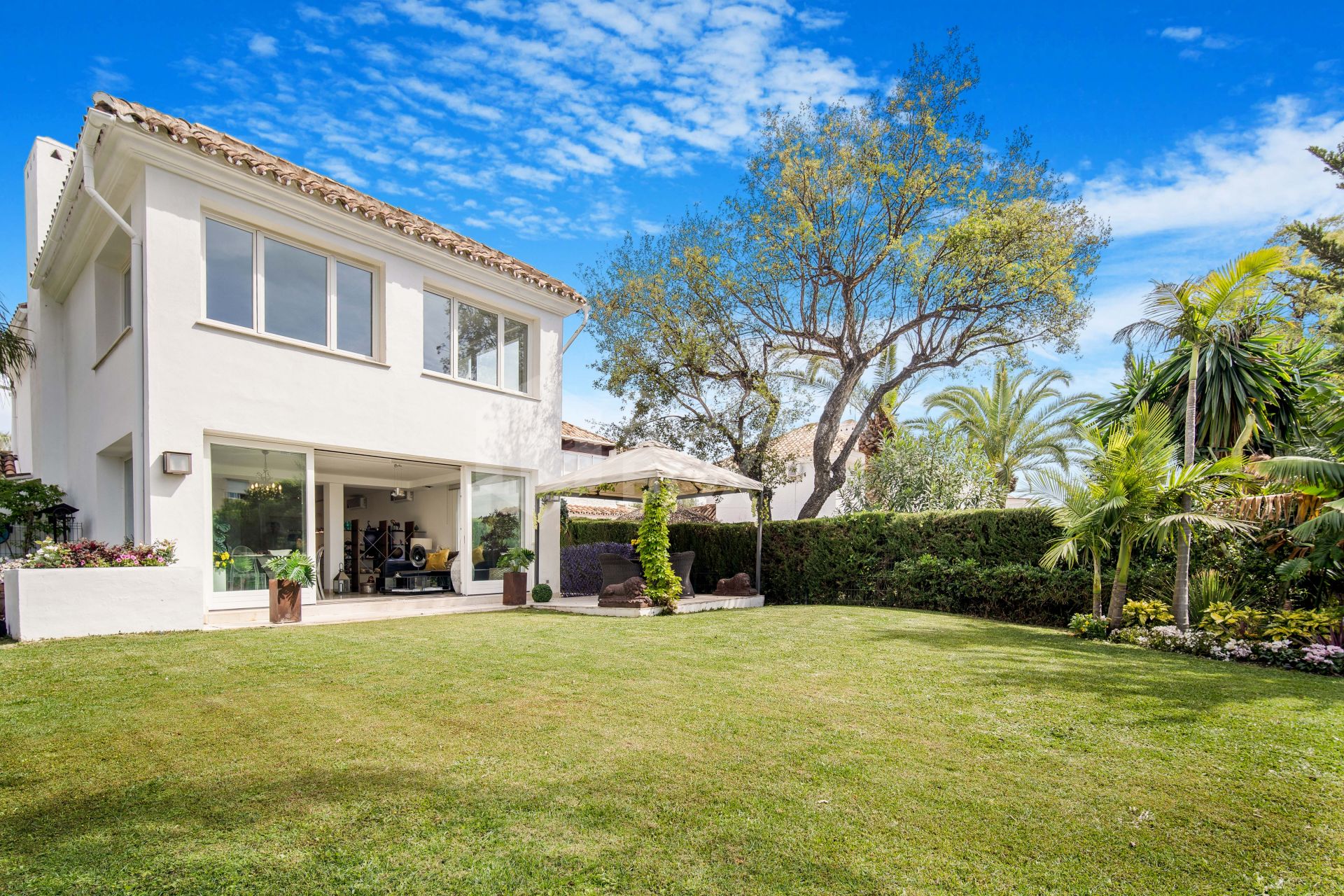 Wonderful four-bedroom villa located within a small gated community of Calahonda, Mijas Costa with guest apartment