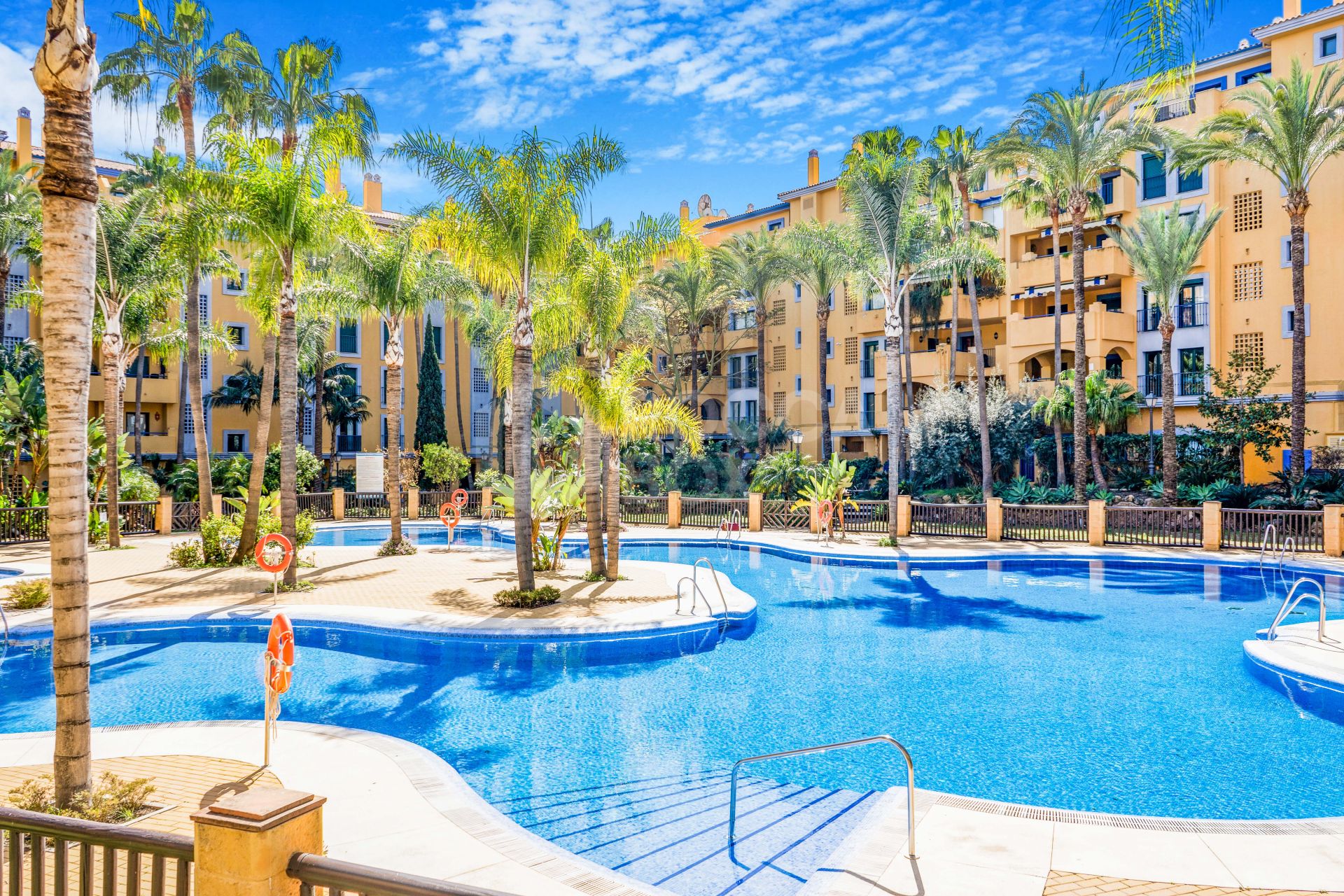 Spacious four bedroom, south facing apartment in a gated beachside apartment in San Pedro Alcantara