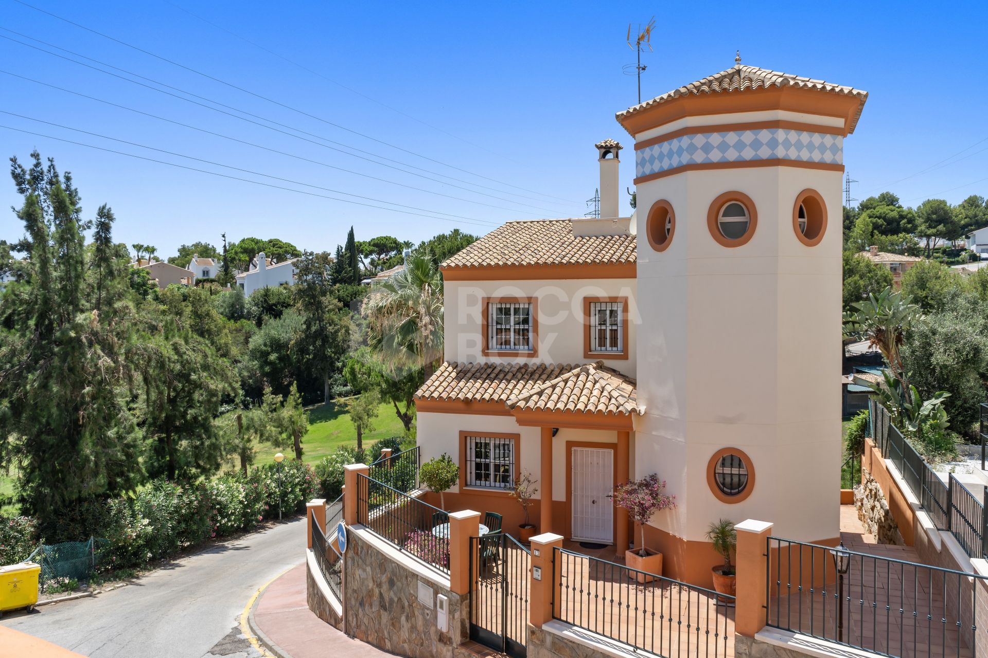Fantastic five bedroom west facing villa located in a residential area of Calahonda.