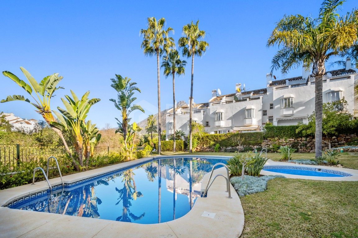 Well located three bedroom townhouse in the gated community of Arco Iris on the Golden Mile, Marbella