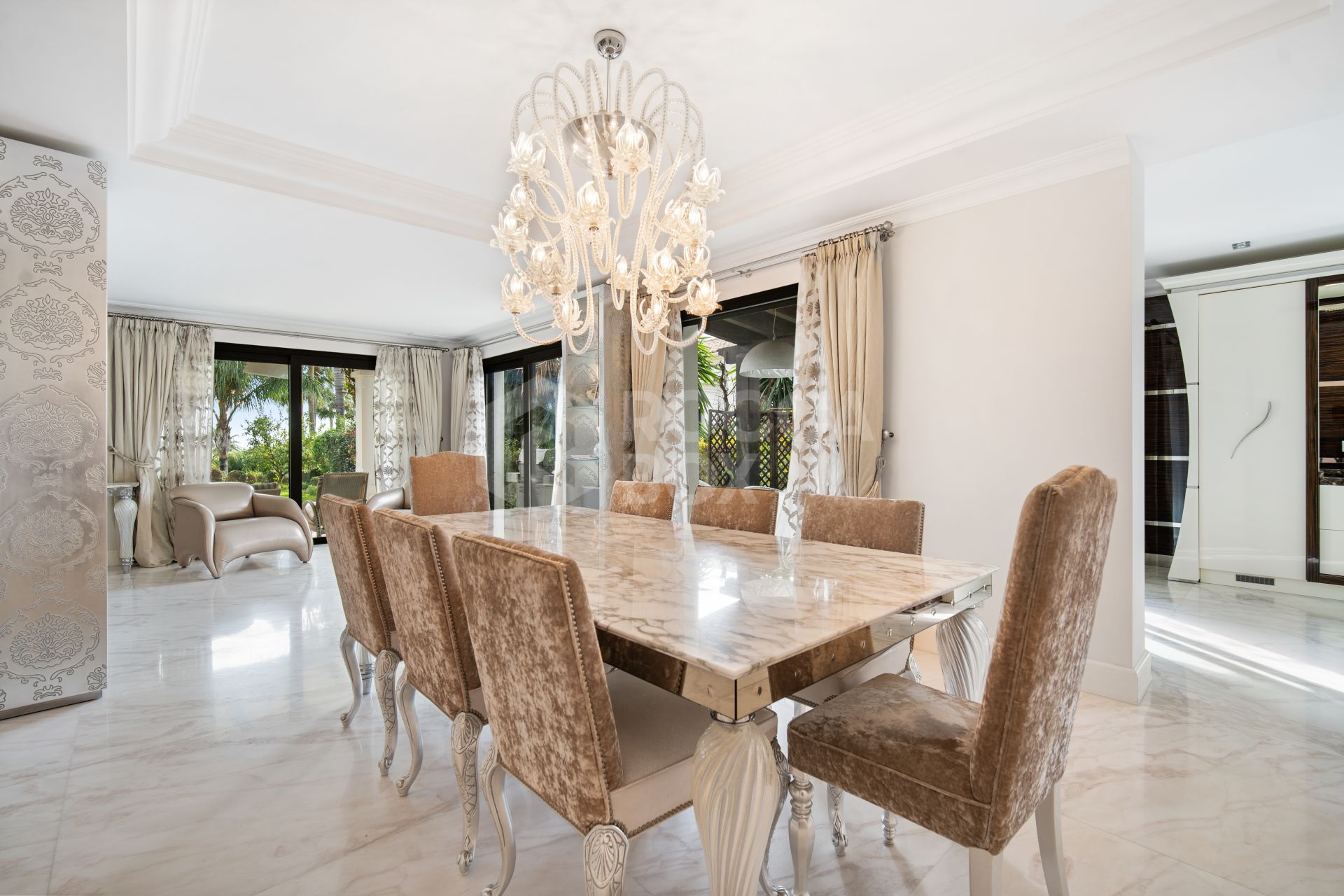 Wonderful six bedroom southwest facing luxury villa in Lomas de Magna Marbella on Marbella's Golden Mile