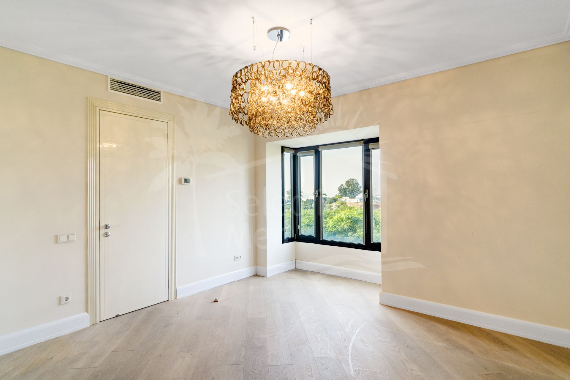 Oportunidad de renovación - Villa orientada al suroeste de seis dormitorios, situada en Lomas de Magna Marbella en Milla de Oro de Marbella