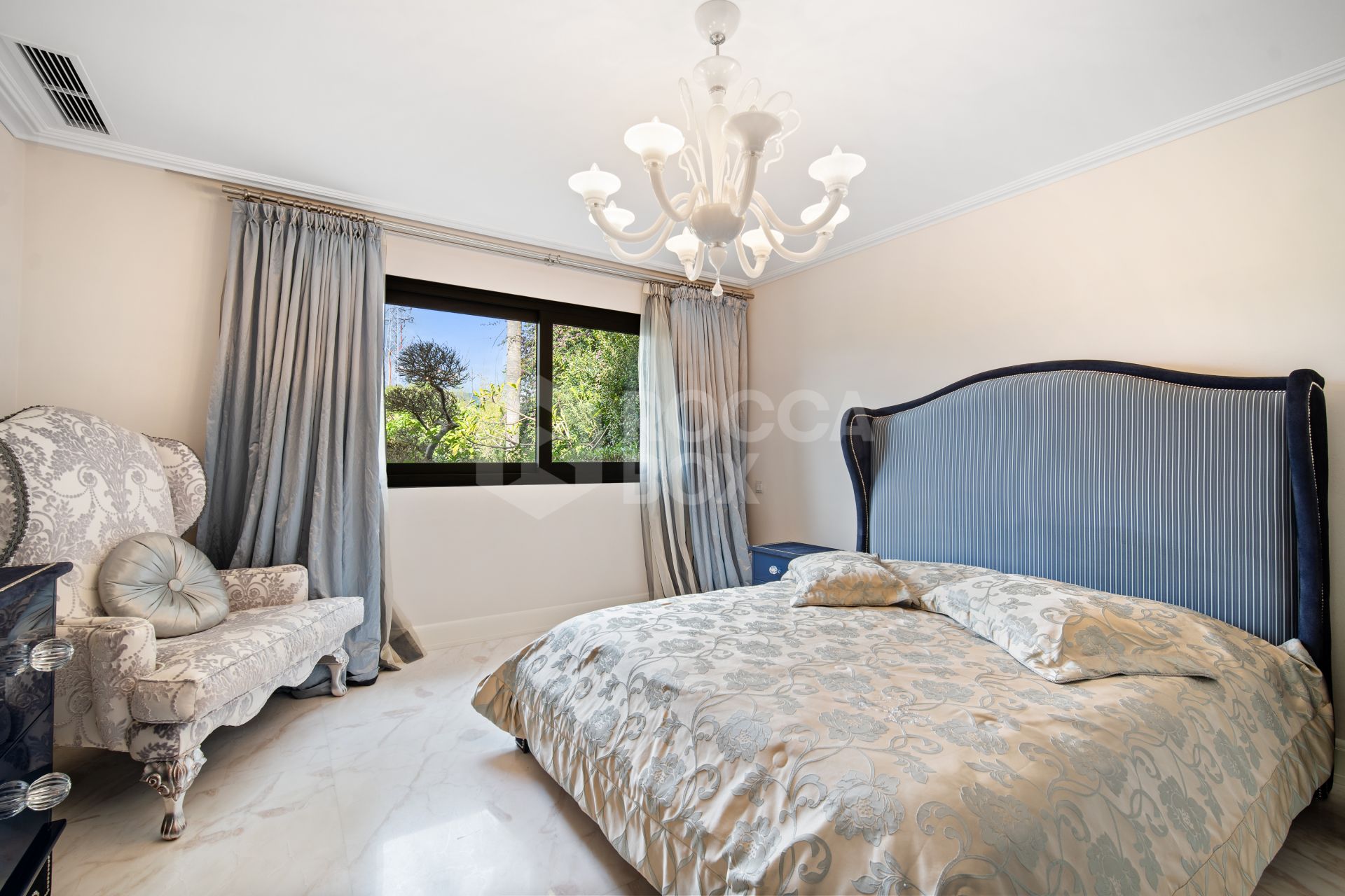 Wonderful six bedroom southwest facing luxury villa in Lomas de Magna Marbella on Marbella's Golden Mile