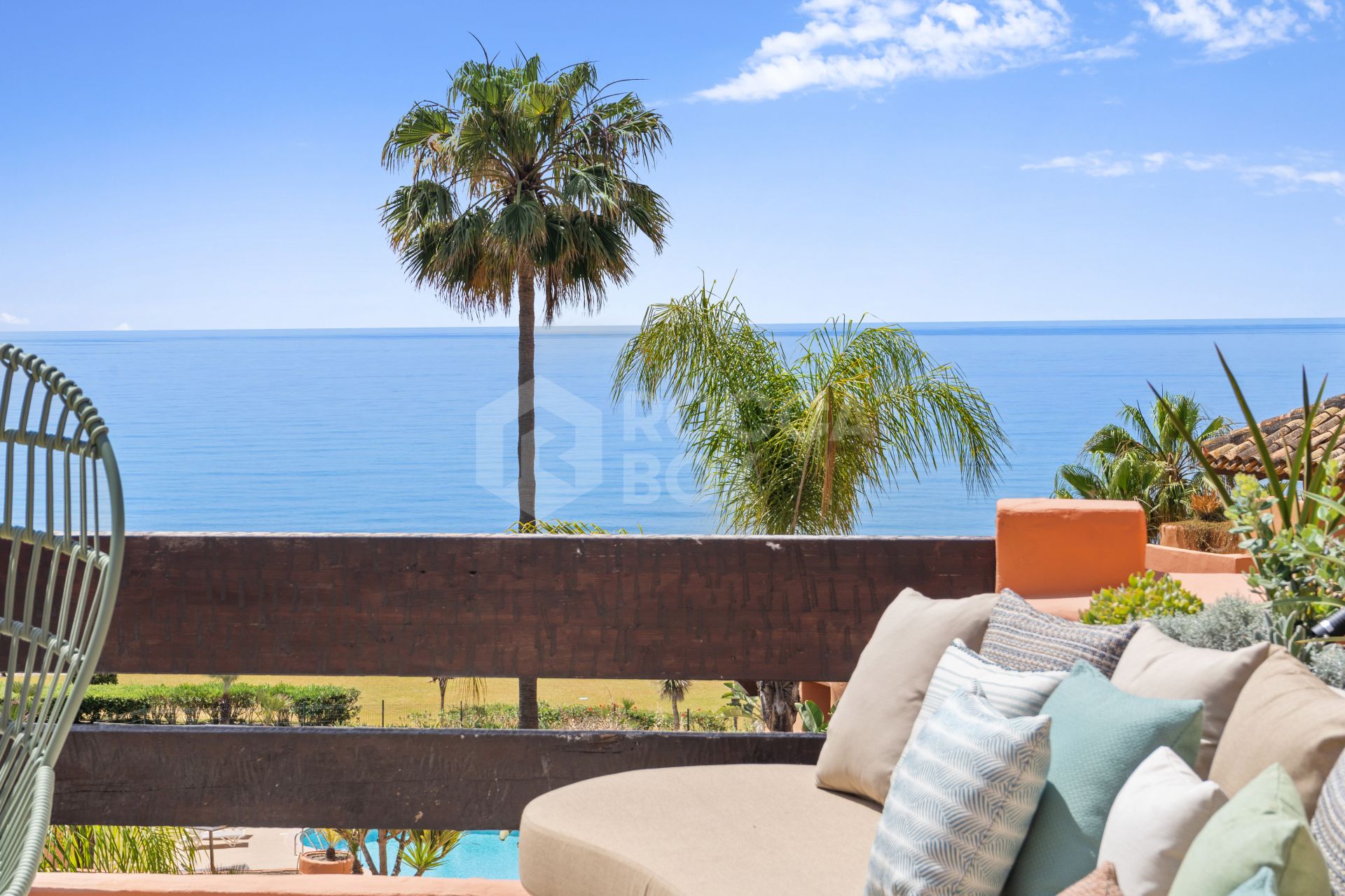 Spectacular four-bedroom, frontline beach duplex penthouse in La Morera, Reserva de Los Monteros - with amazing sea views