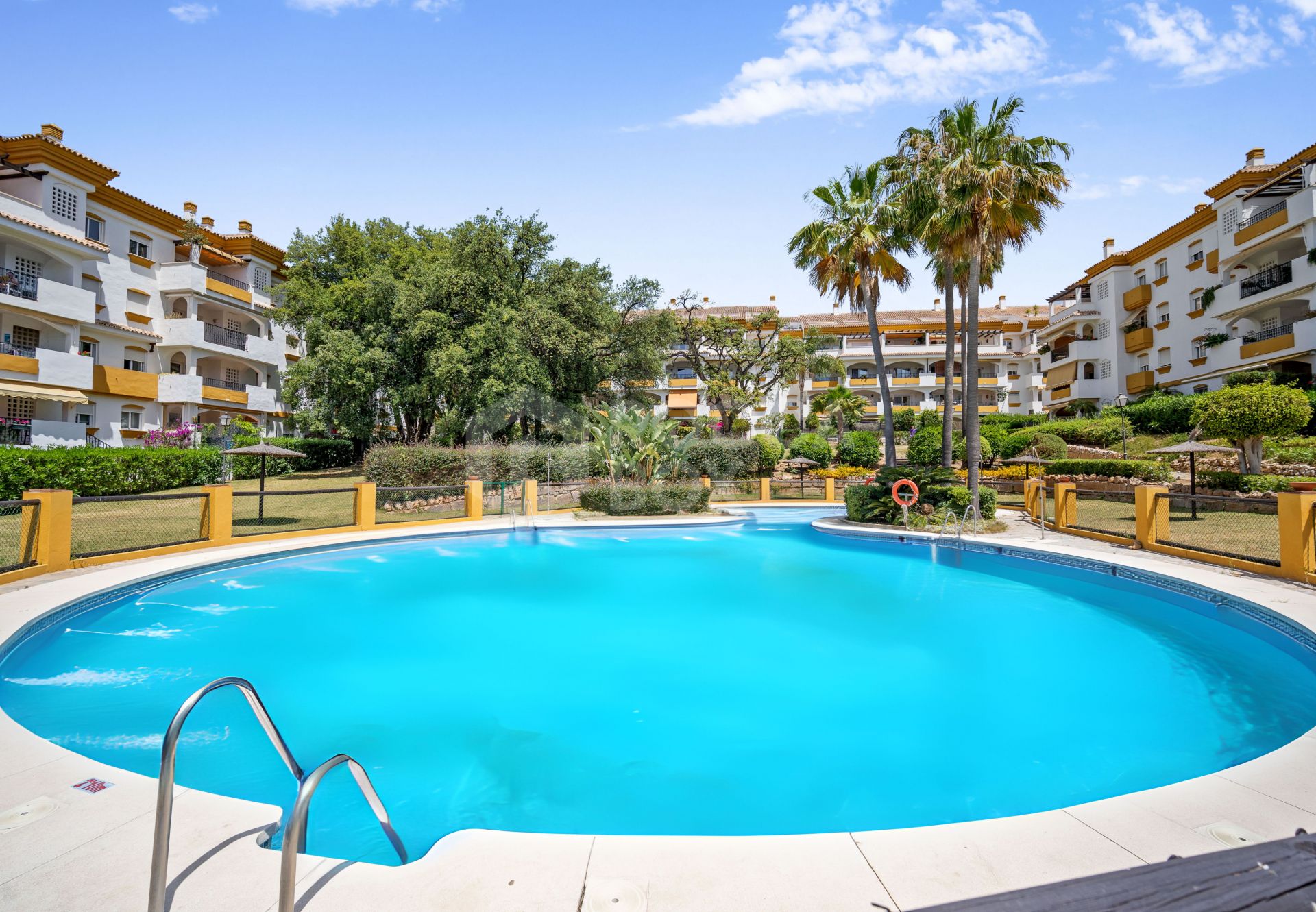 Superb three bedroom, south east facing duplex penthouse in the gated urbanisation Los Pinos de Nagueles on Marbella’s Golden Mile