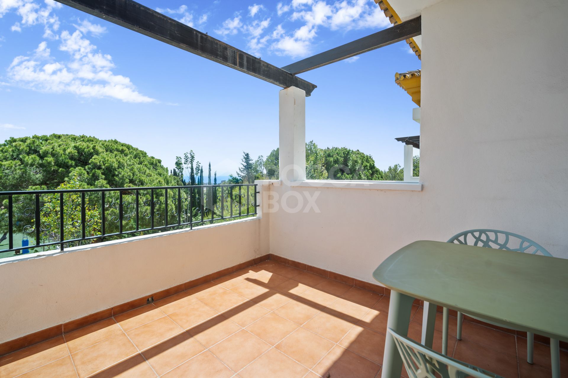 Superb three bedroom, south east facing duplex penthouse in the gated urbanisation Los Pinos de Nagueles on Marbella’s Golden Mile