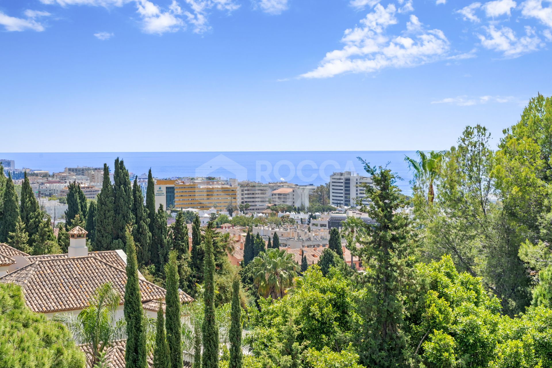 Superb three bedroom, south east facing duplex penthouse in the gated urbanisation Los Pinos de Nagueles on Marbella’s Golden Mile