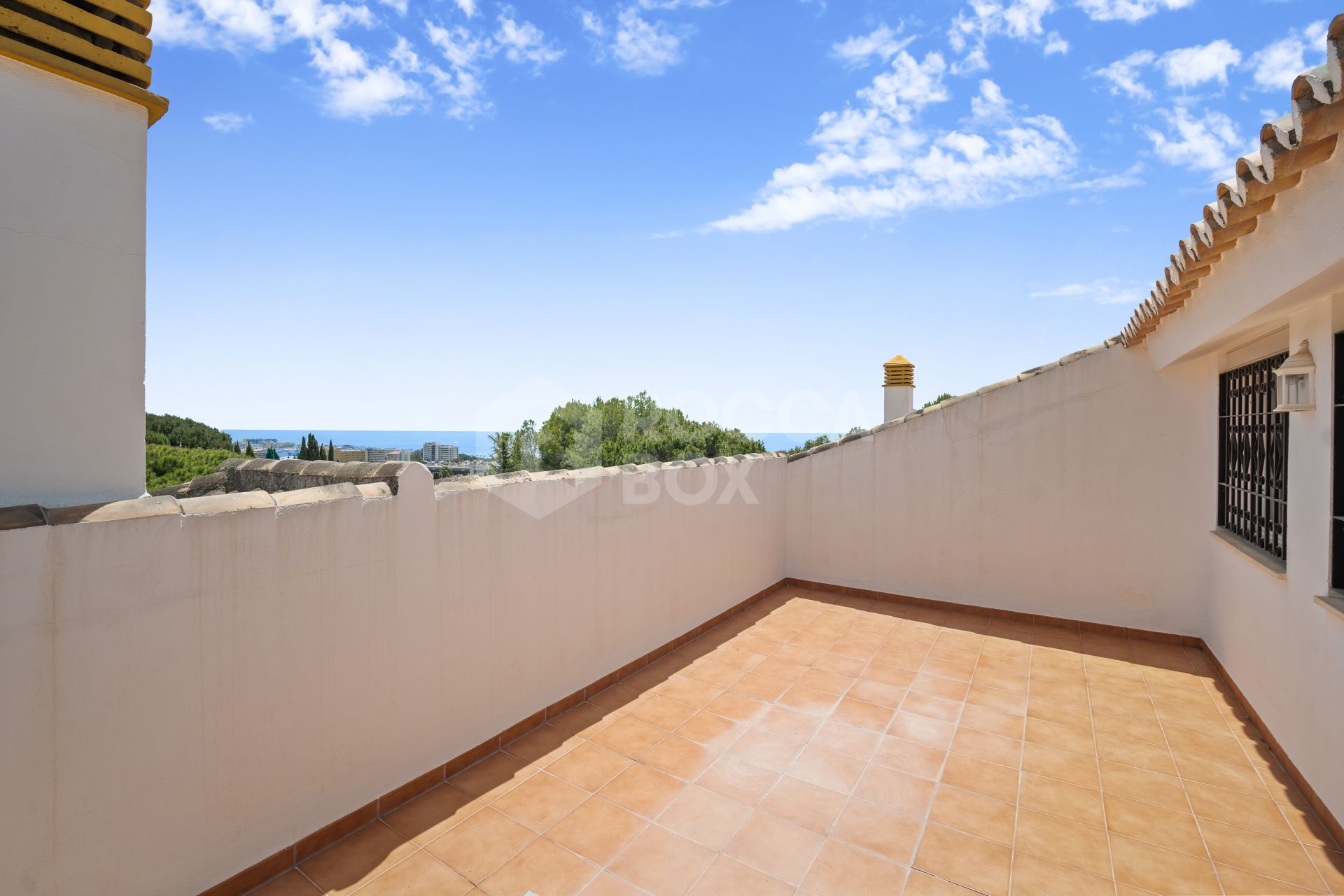 Superb three bedroom, south east facing duplex penthouse in the gated urbanisation Los Pinos de Nagueles on Marbella’s Golden Mile