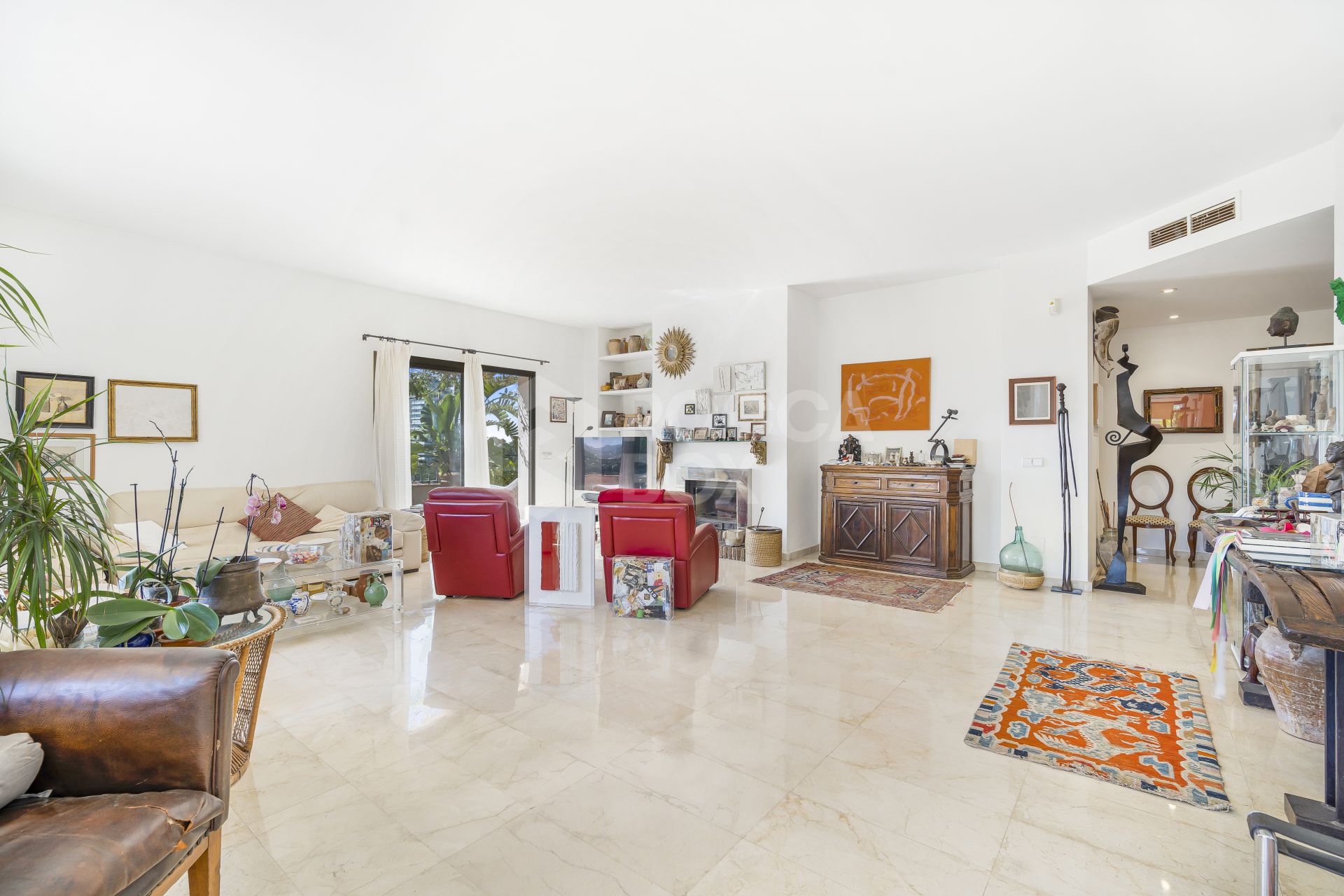 Impressive four-bedroom duplex penthouse in Vista Golf, Rio Real; with panoramic sea views