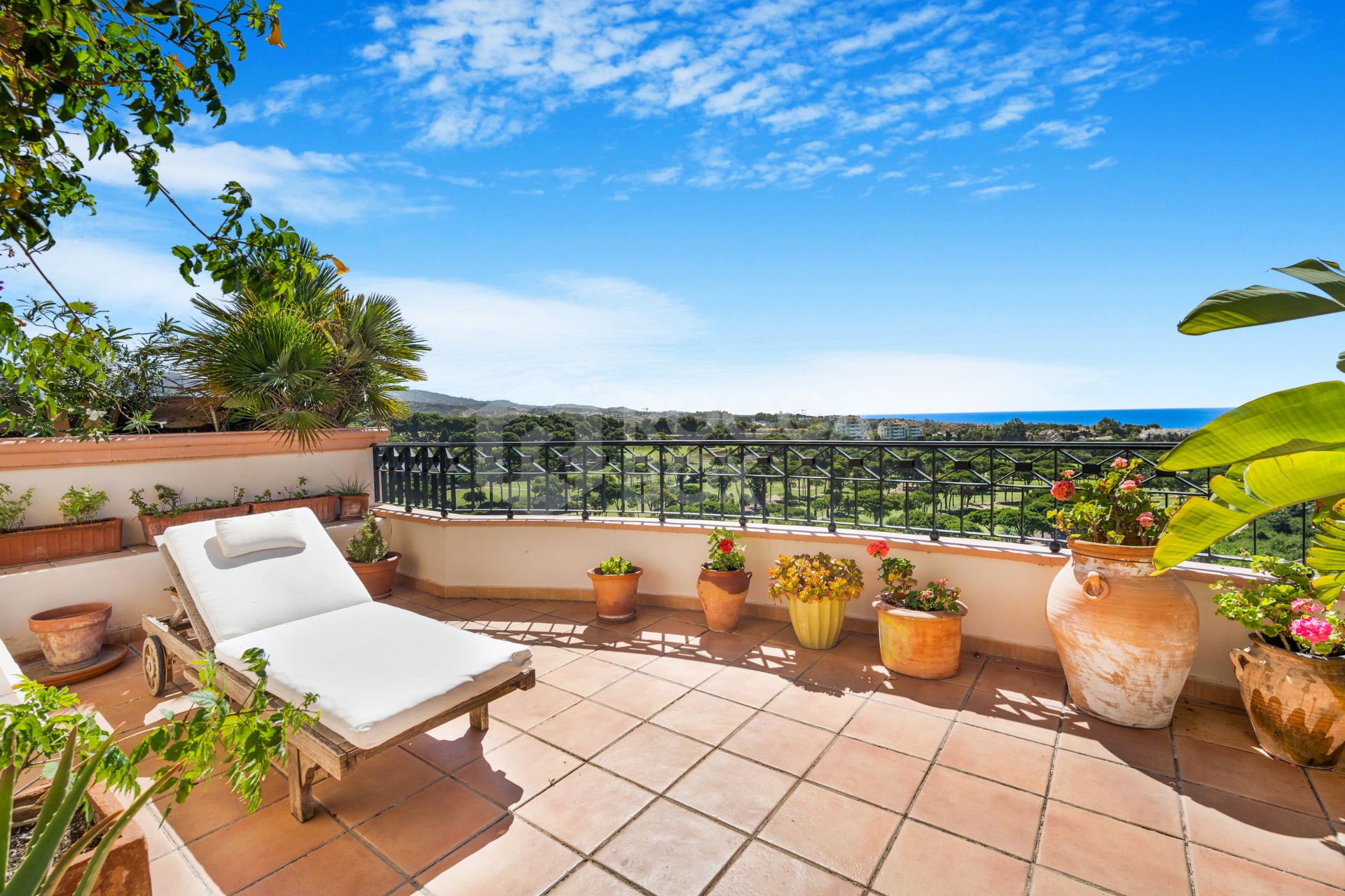 Impressive four-bedroom duplex penthouse in Vista Golf, Rio Real; with panoramic sea views