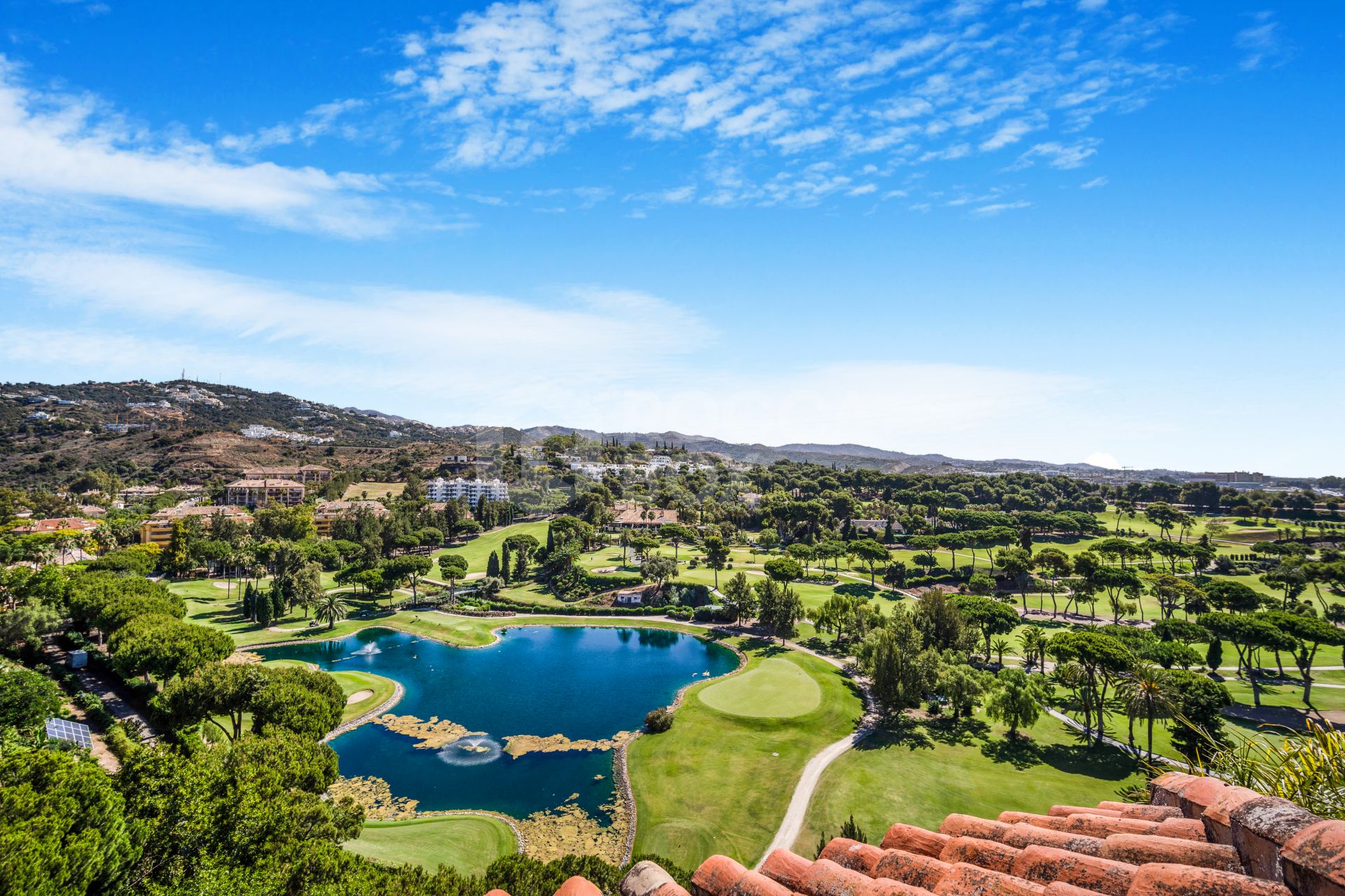 Impressive four-bedroom duplex penthouse in Vista Golf, Rio Real; with panoramic sea views