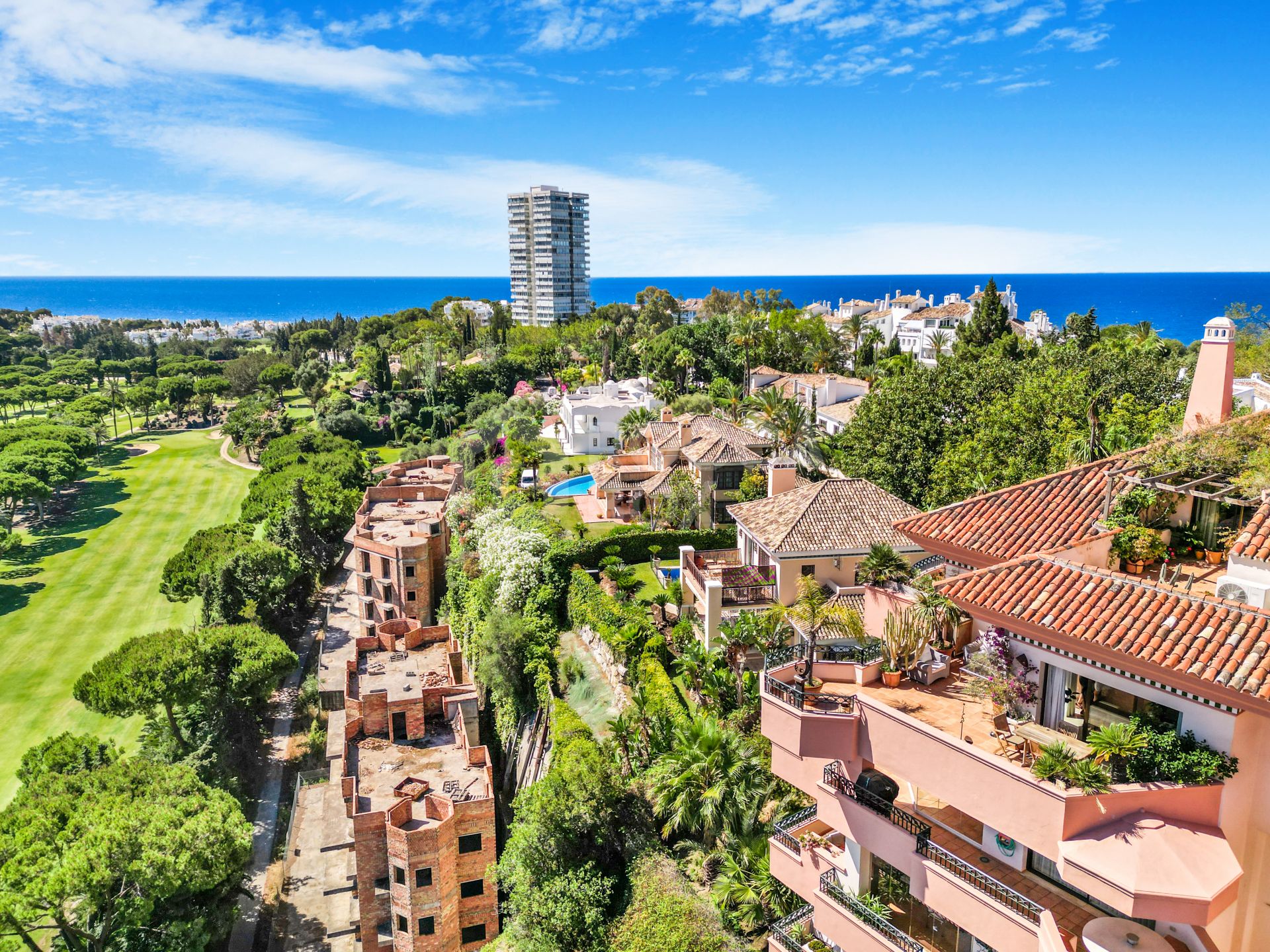 Impressive four-bedroom duplex penthouse in Vista Golf, Rio Real; with panoramic sea views