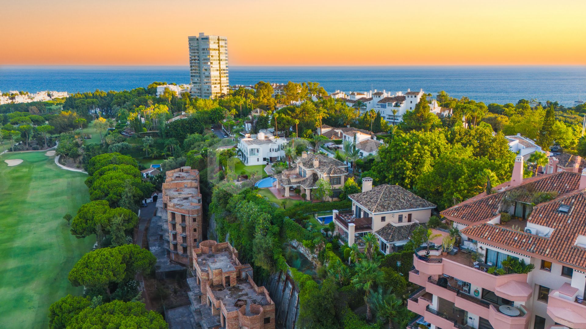 Impressive four-bedroom duplex penthouse in Vista Golf, Rio Real; with panoramic sea views