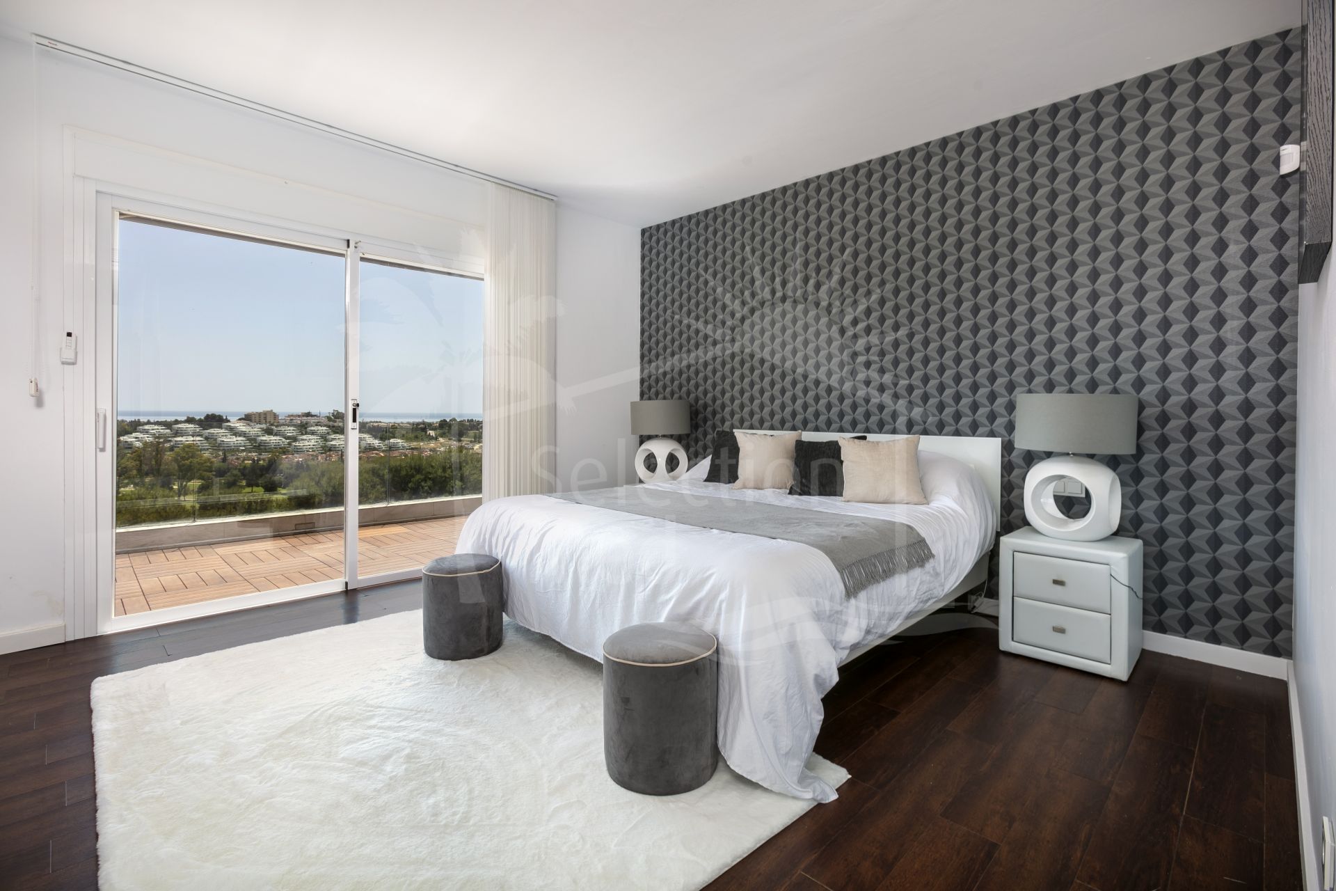 Superbe villa de golf de quatre chambres, orientée plein sud, à vendre à Nueva Atalaya, Benahavis