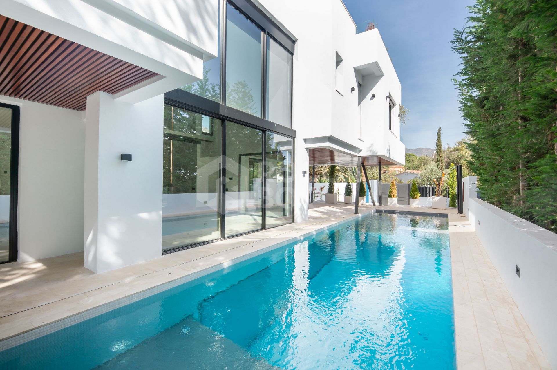 Incredible five bedroom villa located in a well established beachside urbanisation Casablanca, on Marbella´s Golden Mile