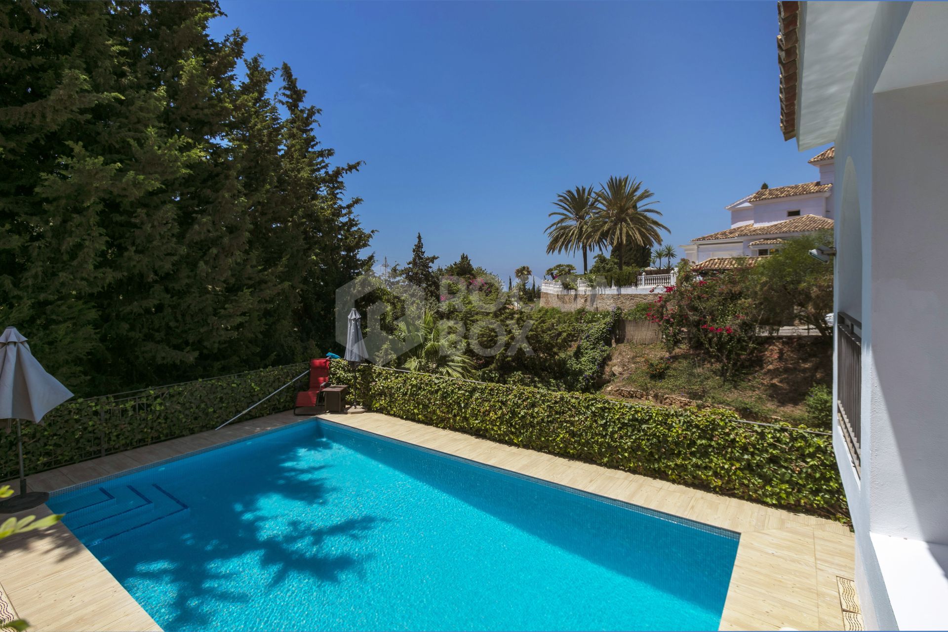 Fantastic four bedroom south west facing villa, located in a very quiet street with very good views to the sea and mountains, in El Rosario, Marbella.