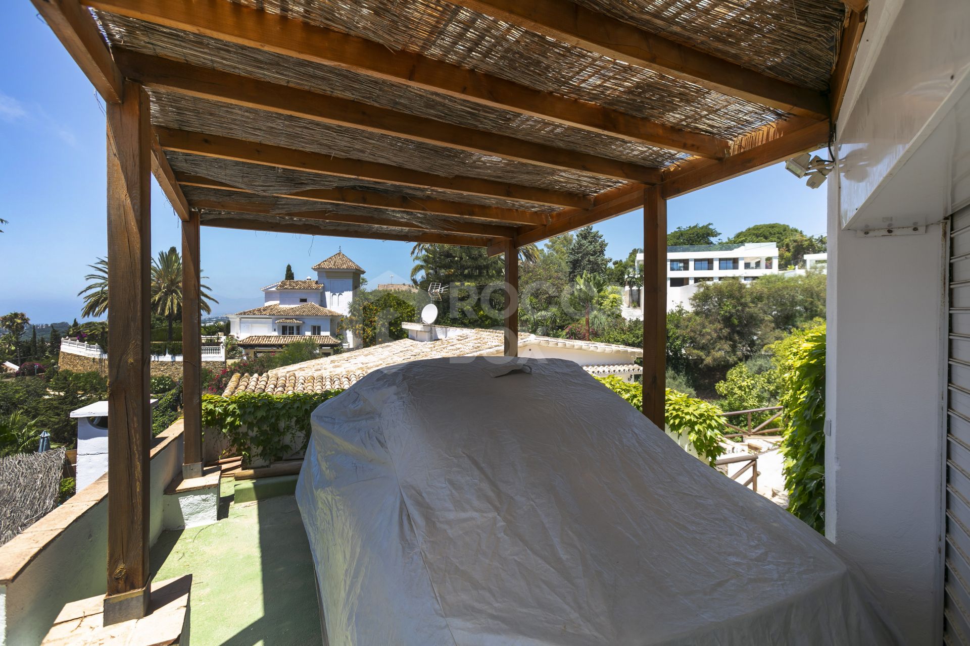 Fantastic four bedroom south west facing villa, located in a very quiet street with very good views to the sea and mountains, in El Rosario, Marbella.