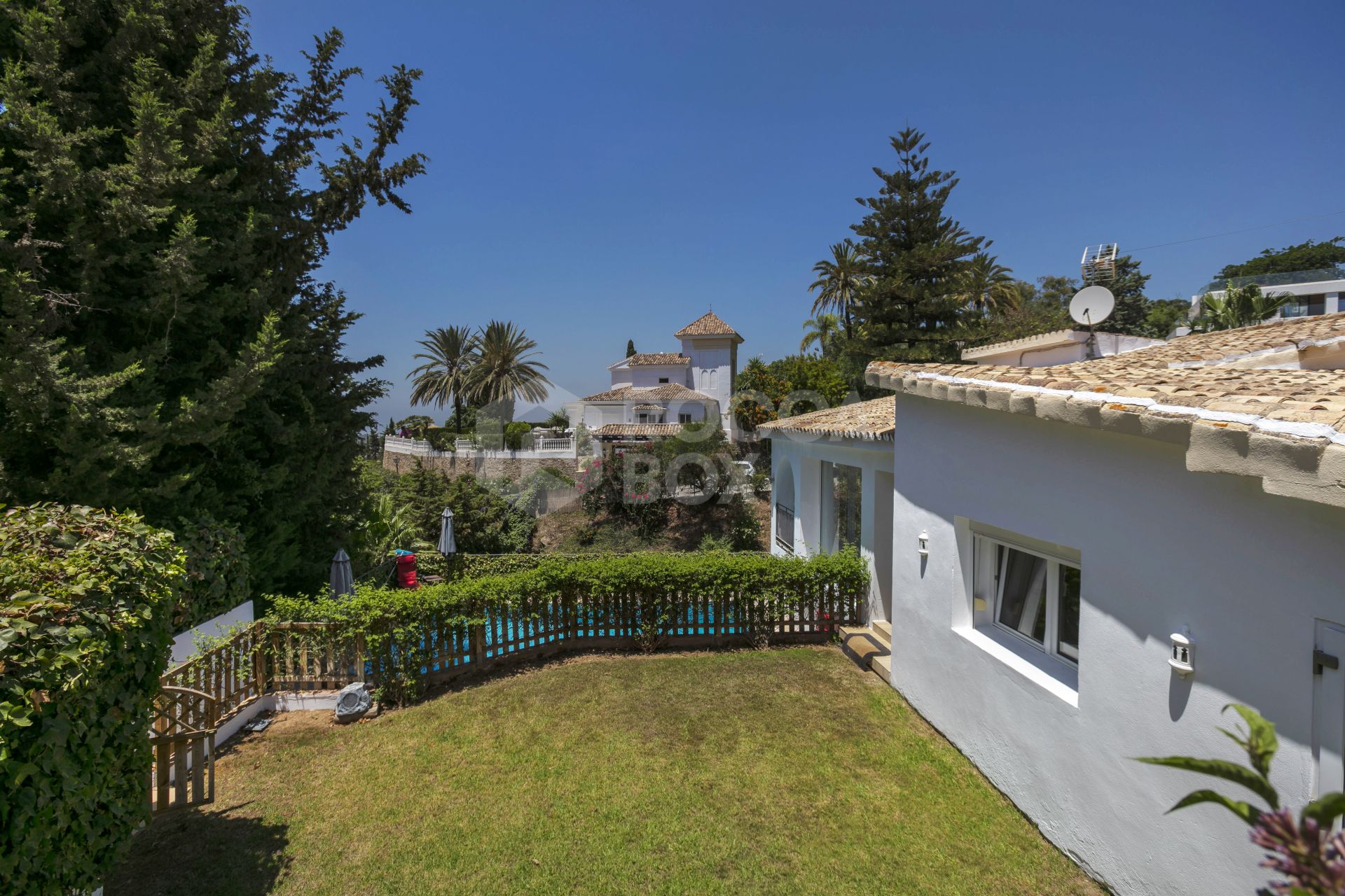 Fantastic four bedroom south west facing villa, located in a very quiet street with very good views to the sea and mountains, in El Rosario, Marbella.