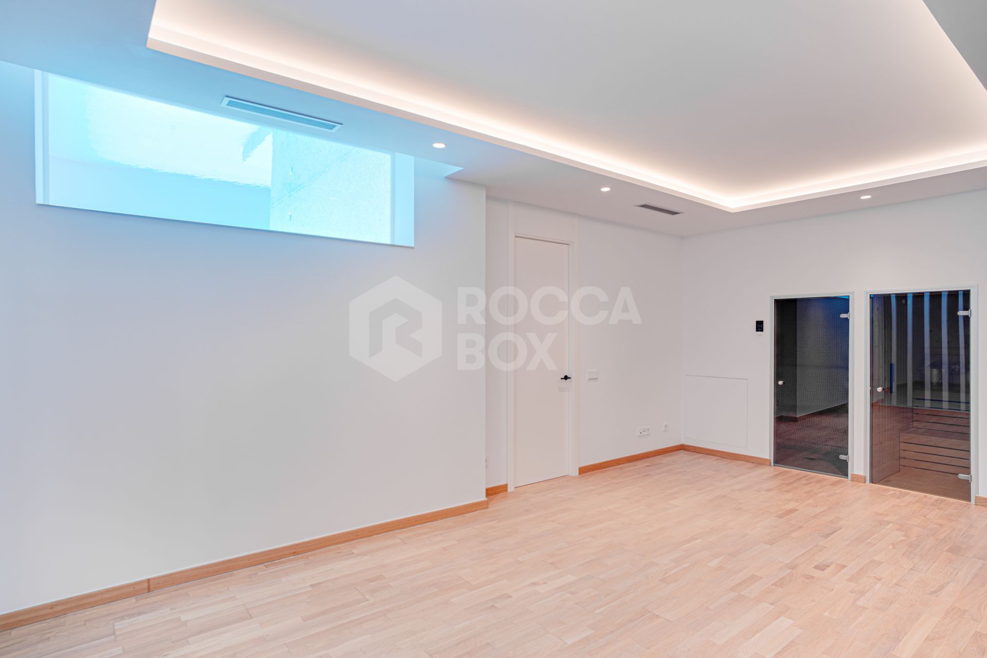 Newly built luxury, four bedroom, south facing villa located in an exclusive gated community on the edge of Marbella´s Golden Mile