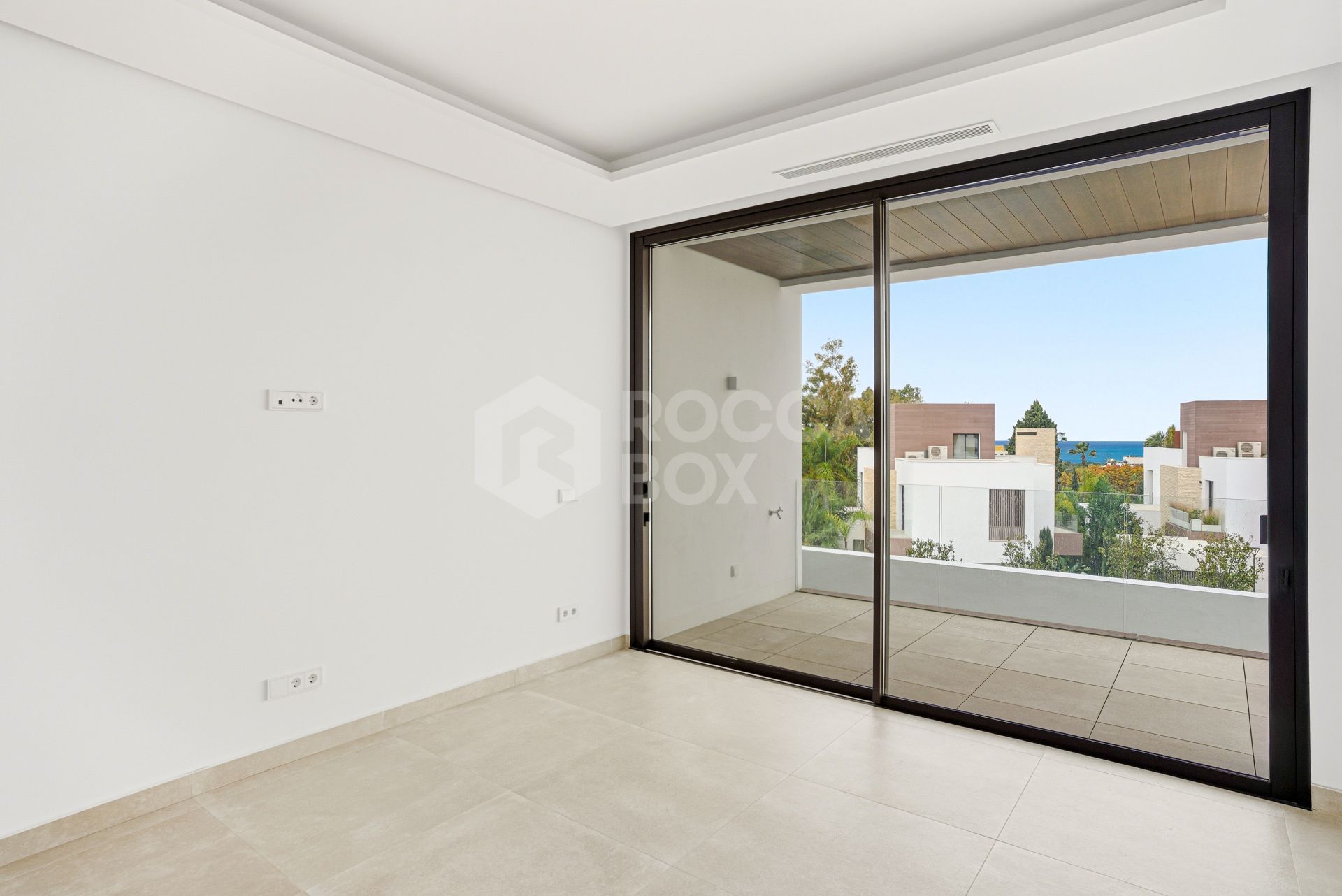 Newly built luxury, four bedroom, south facing villa located in an exclusive gated community on the edge of Marbella´s Golden Mile