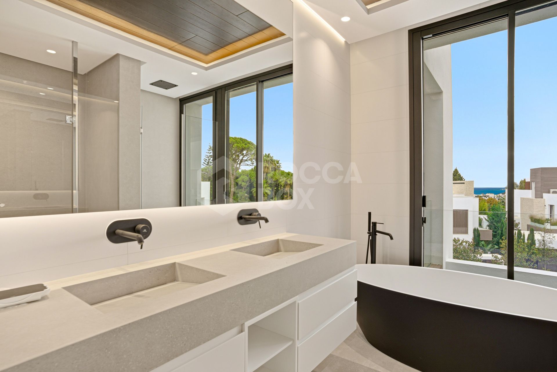 Newly built luxury, four bedroom, south facing villa located in an exclusive gated community on the edge of Marbella´s Golden Mile