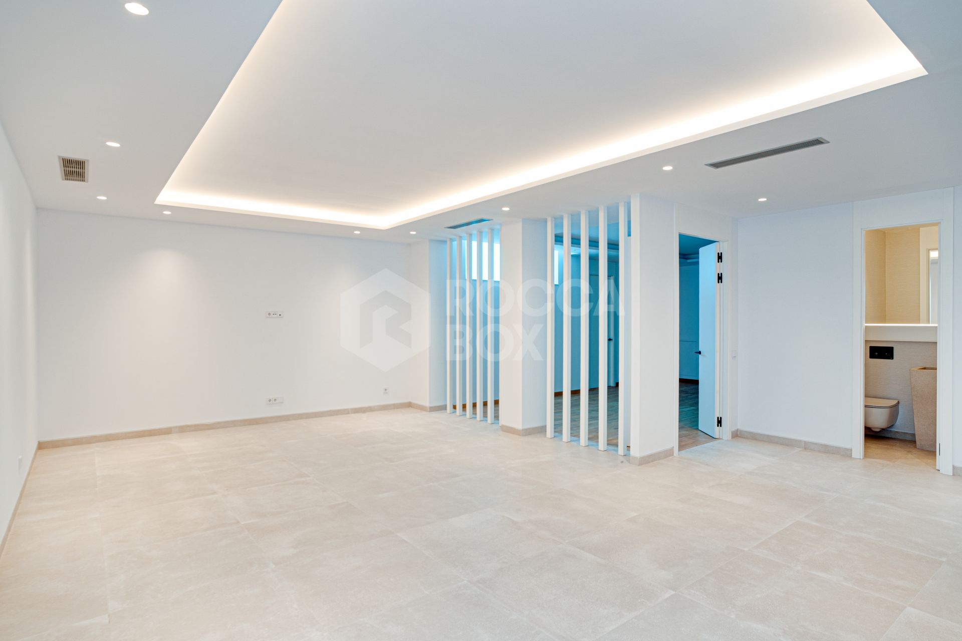 Newly built luxury, four bedroom, south facing villa located in an exclusive gated community on the edge of Marbella´s Golden Mile