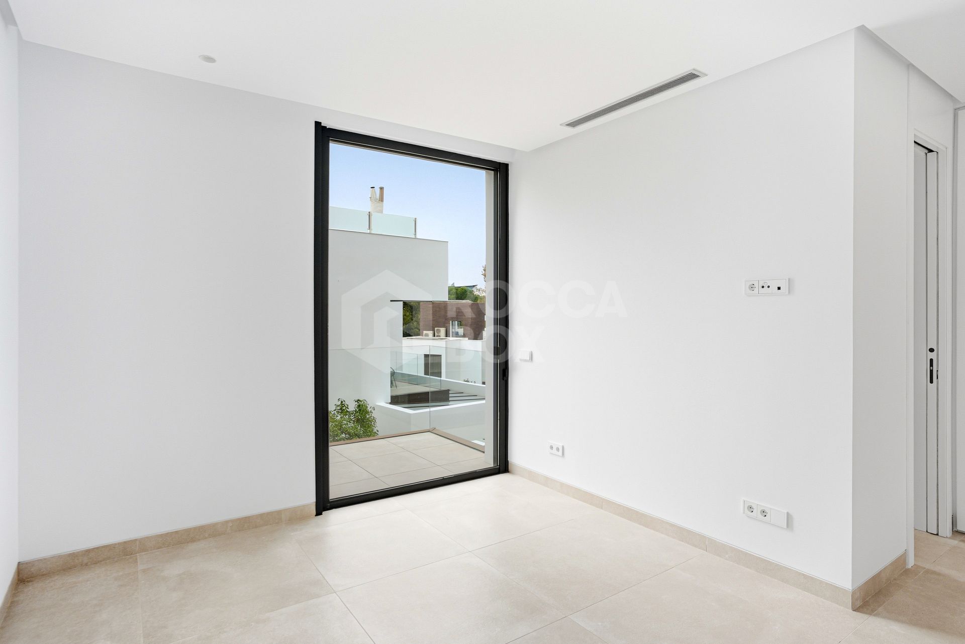 Newly built luxury, four bedroom, south facing villa located in an exclusive gated community on the edge of Marbella´s Golden Mile